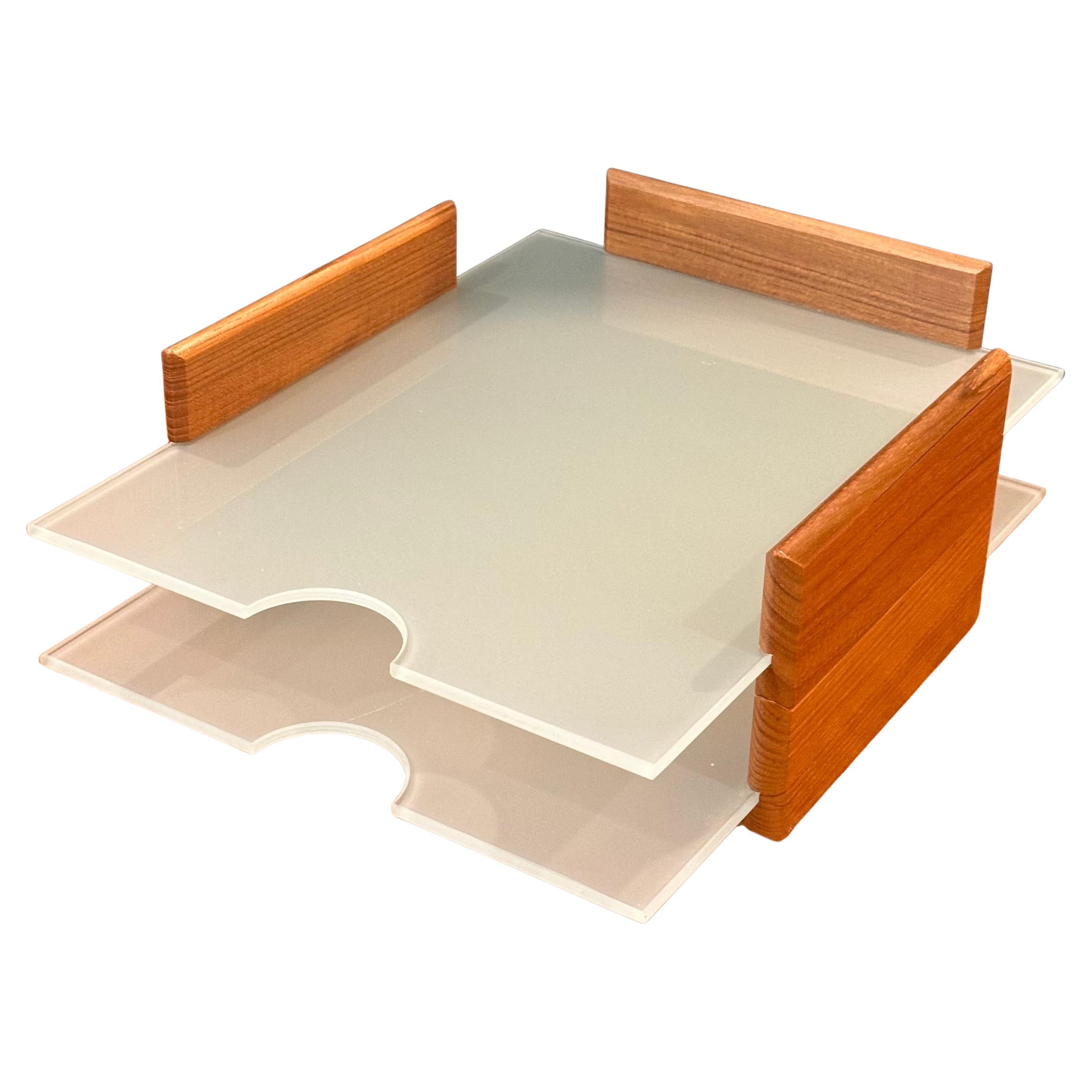 Postmodernes Tablett aus Teakholz und mattiertem Glas mit zwei Buchstaben im Angebot 12