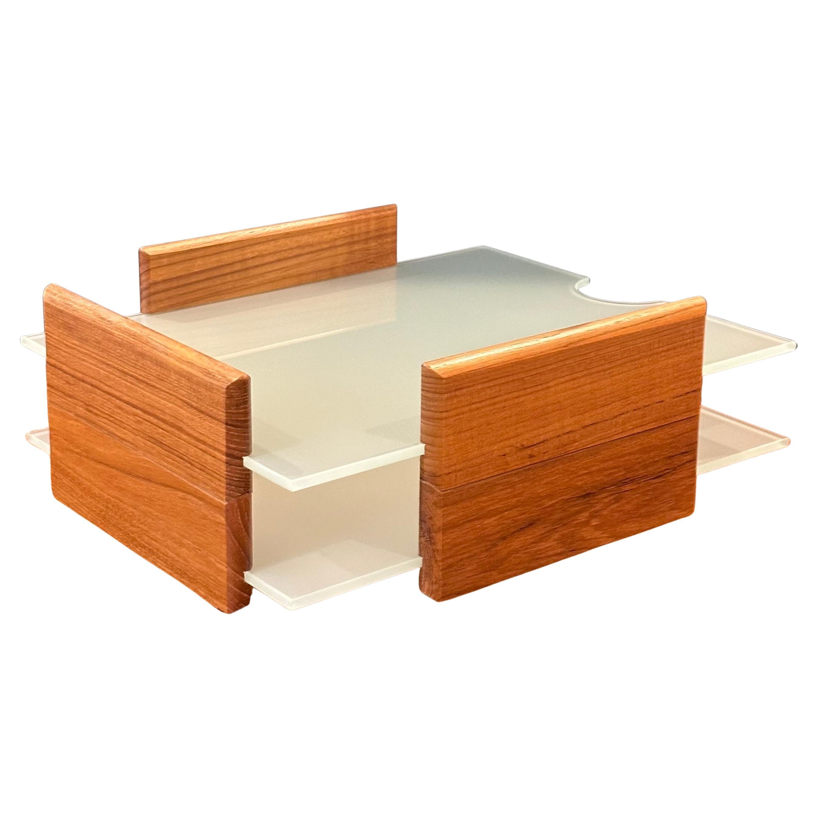 Postmodernes Tablett aus Teakholz und mattiertem Glas mit zwei Buchstaben (amerikanisch) im Angebot