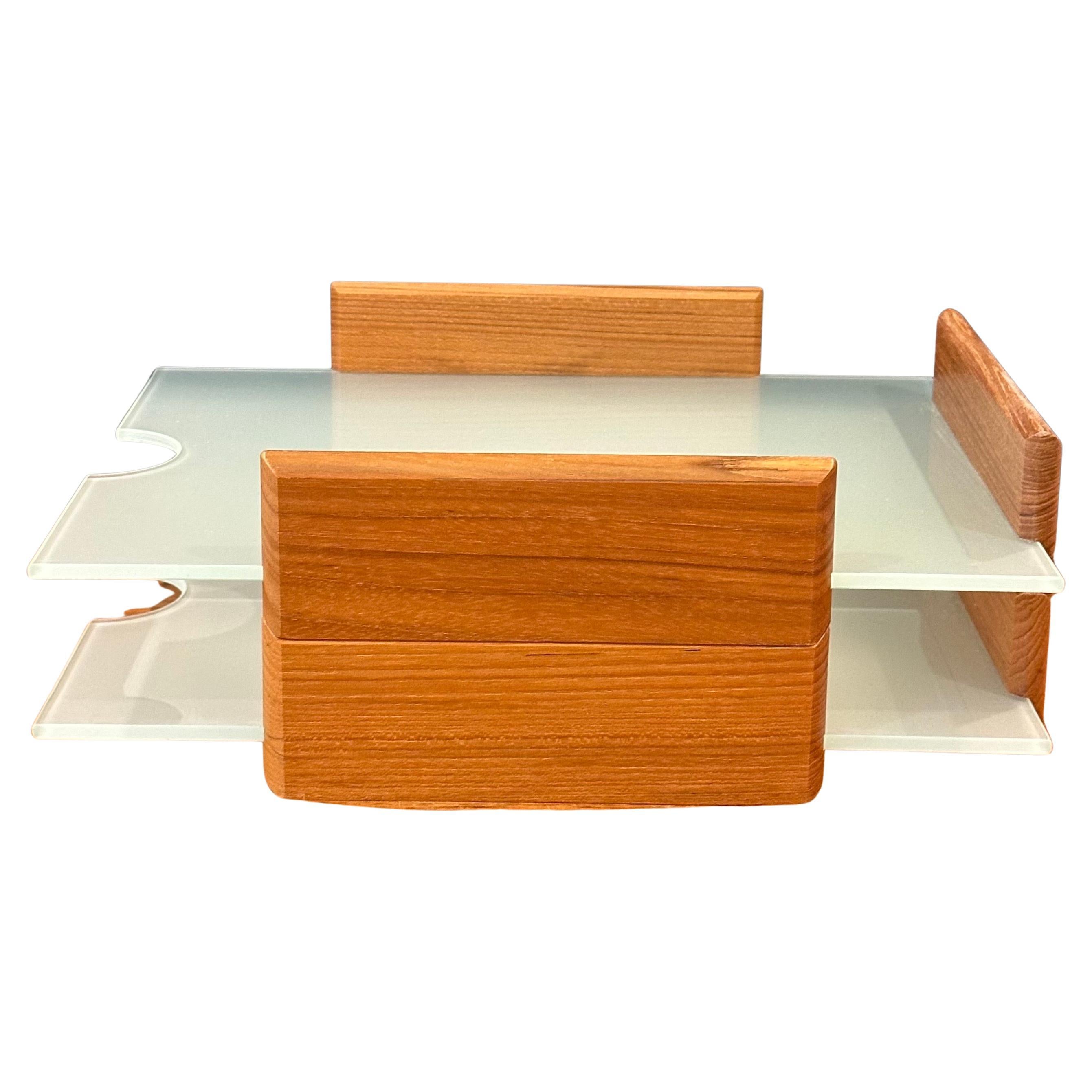 Postmodernes Tablett aus Teakholz und mattiertem Glas mit zwei Buchstaben im Zustand „Gut“ im Angebot in San Diego, CA
