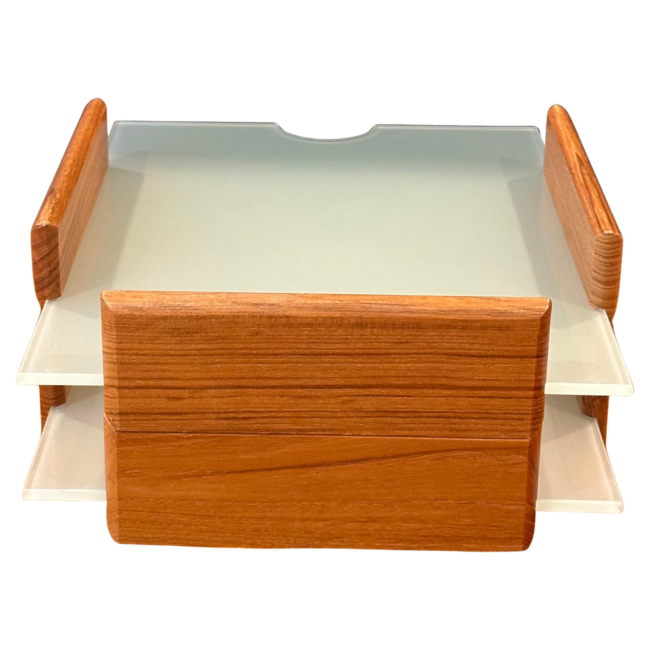 Postmodernes Tablett aus Teakholz und mattiertem Glas mit zwei Buchstaben (20. Jahrhundert) im Angebot