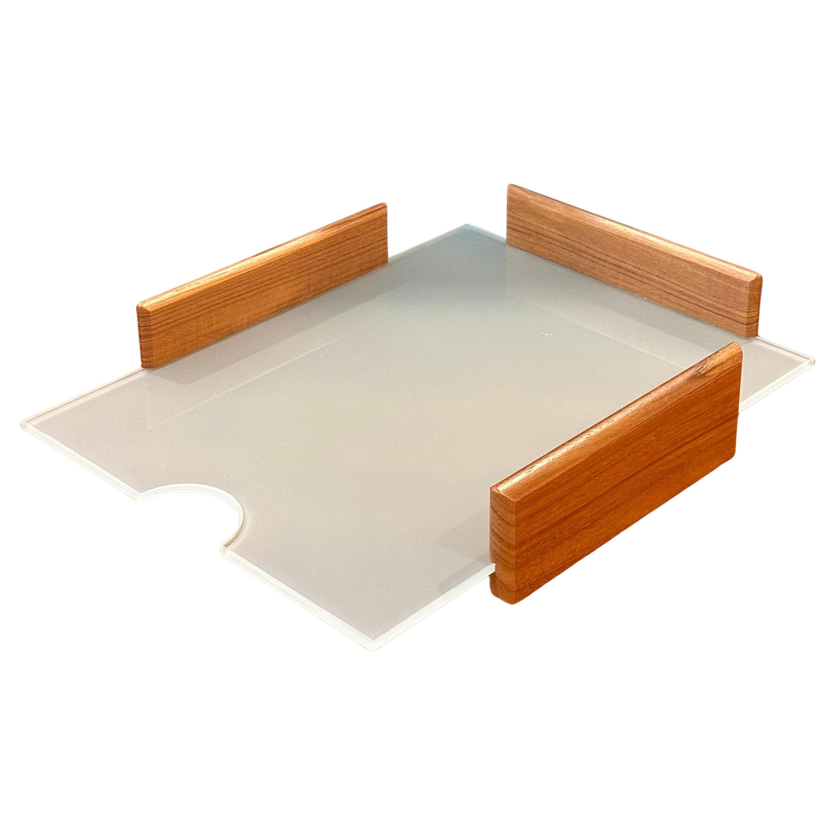 Postmodernes Tablett aus Teakholz und mattiertem Glas mit zwei Buchstaben im Angebot 1