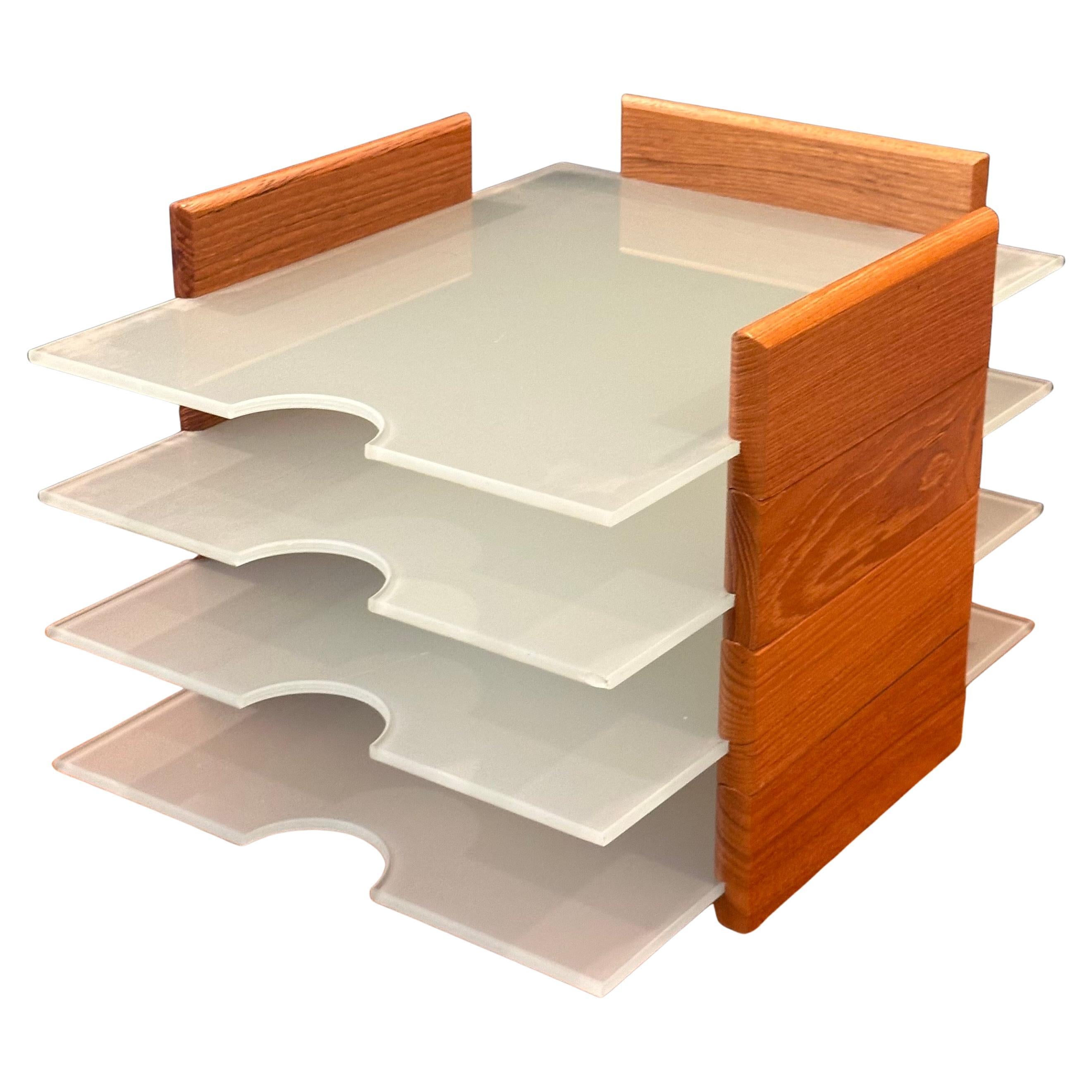 Postmodernes Tablett aus Teakholz und mattiertem Glas mit zwei Buchstaben im Angebot 2