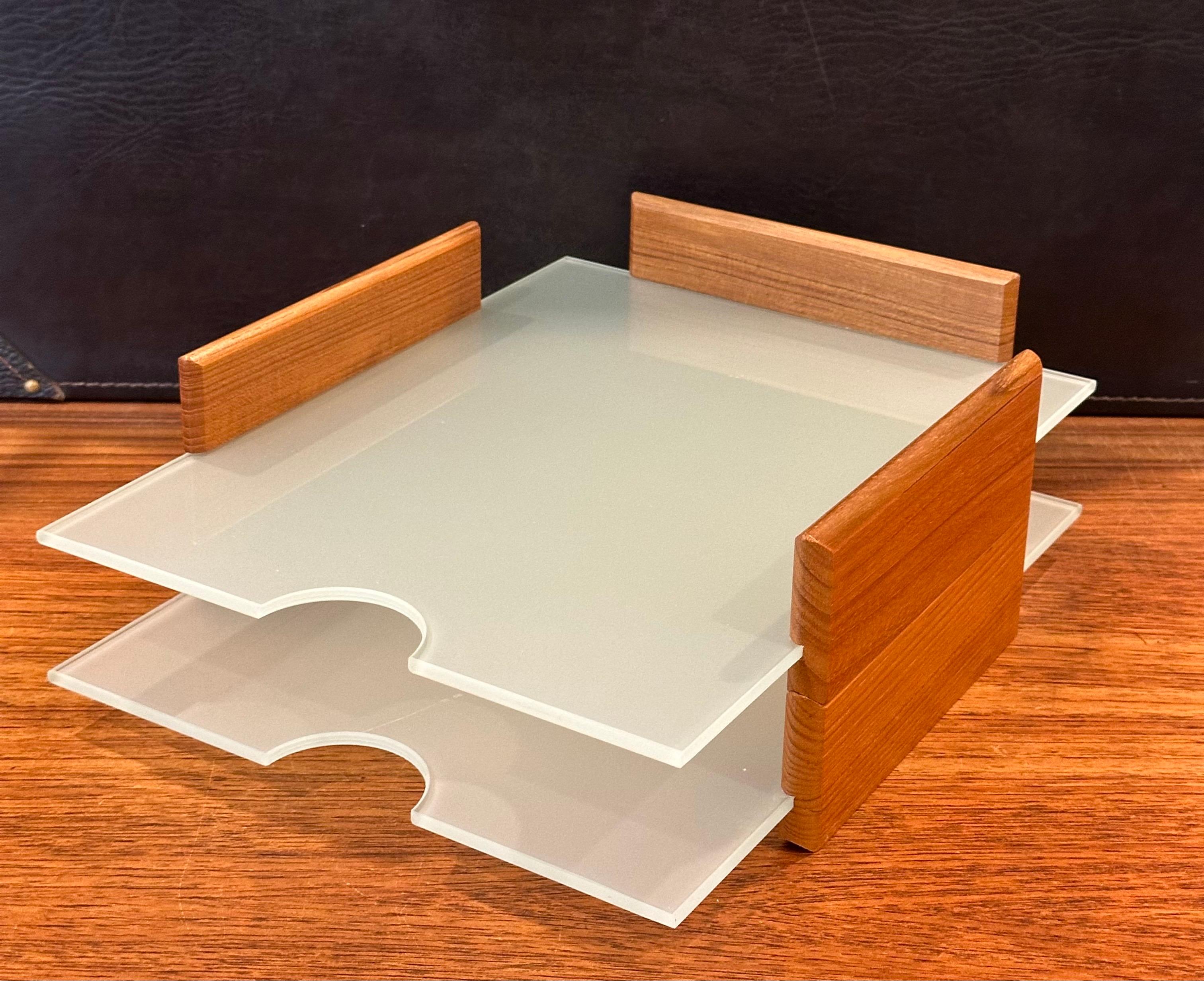 Postmodernes Tablett aus Teakholz und mattiertem Glas mit zwei Buchstaben im Angebot 3