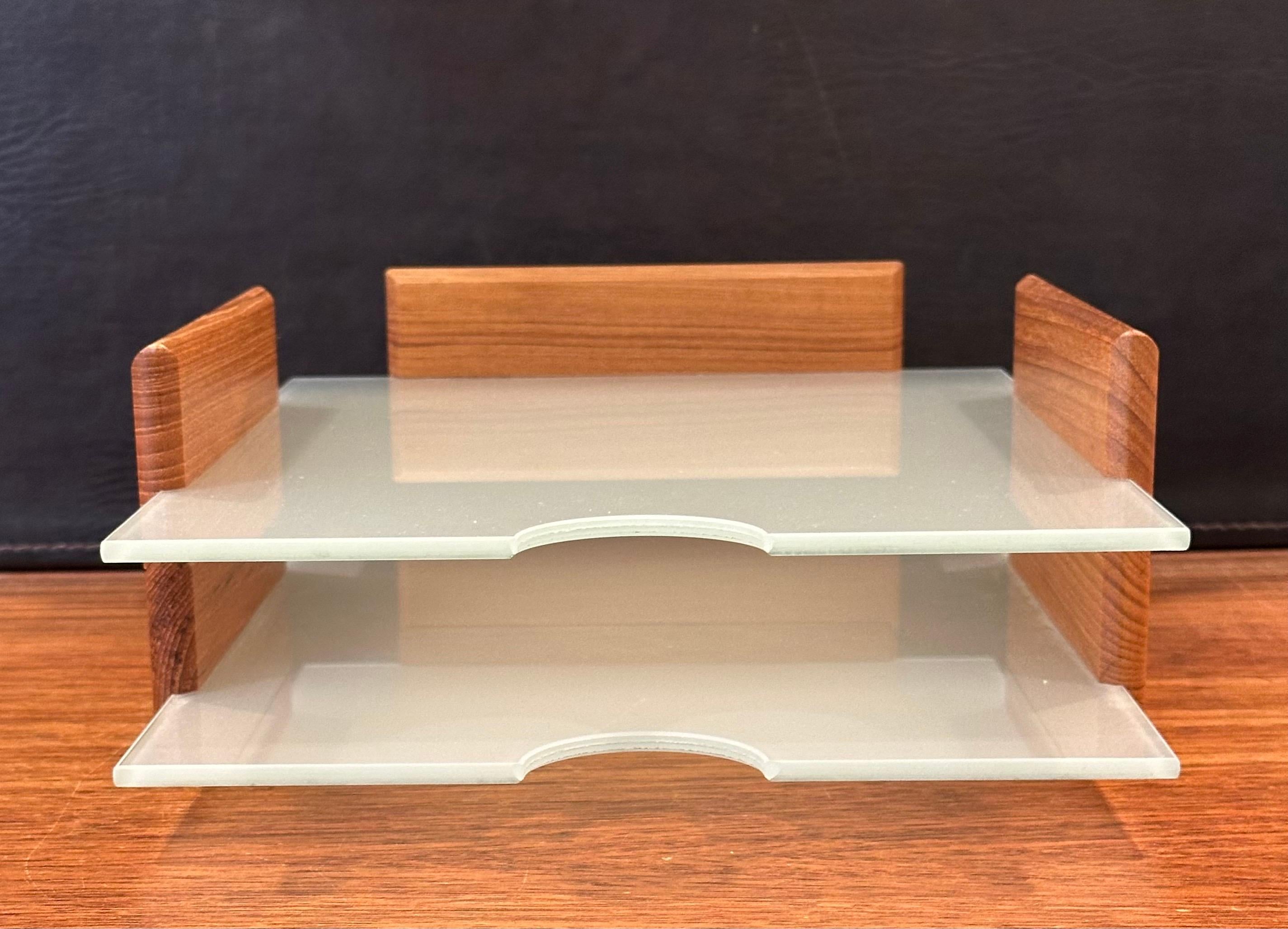 Postmodernes Tablett aus Teakholz und mattiertem Glas mit zwei Buchstaben im Angebot 4