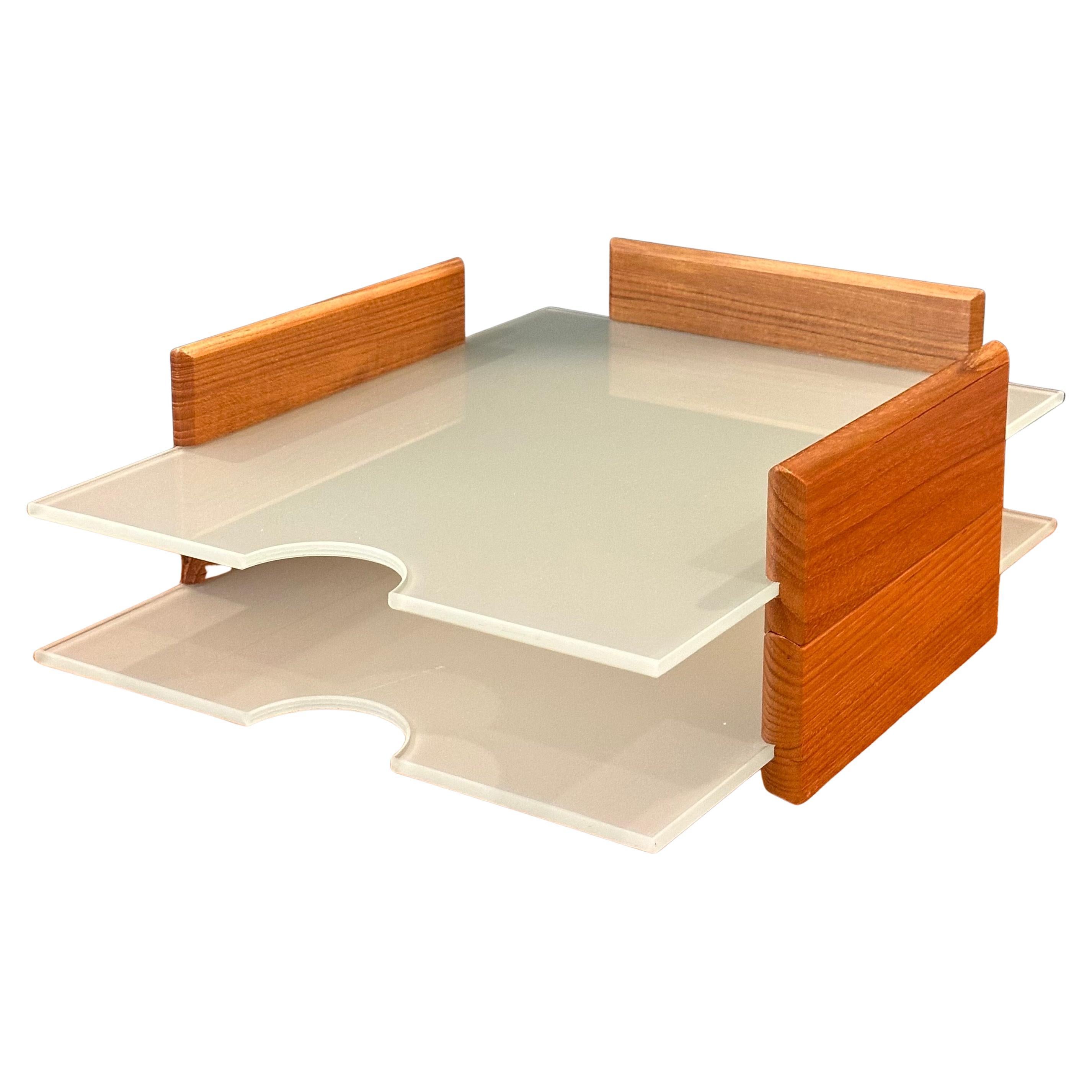 Postmodernes Tablett aus Teakholz und mattiertem Glas mit zwei Buchstaben im Angebot