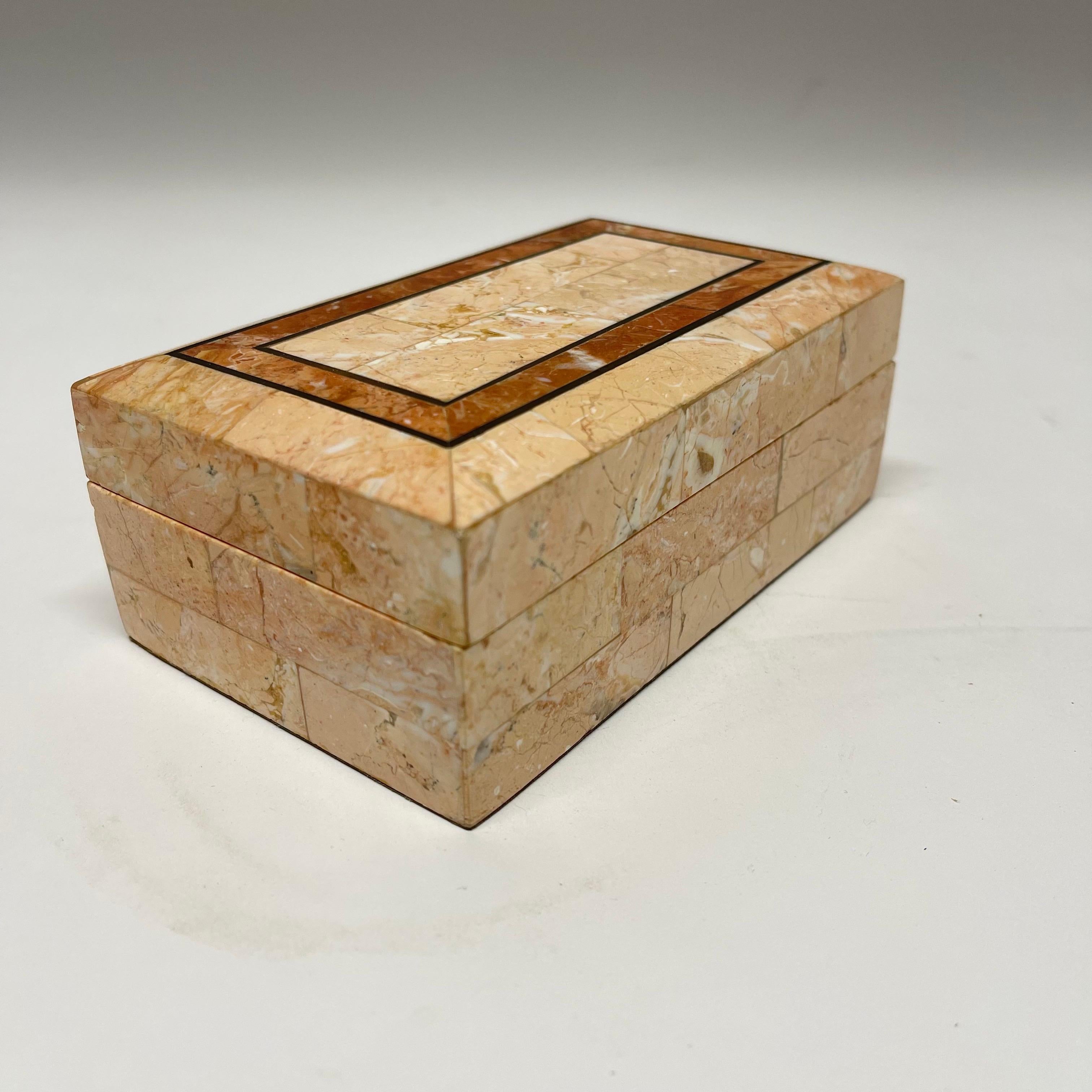 Caja postmoderna de mármol rosa teselado y travertino rojo de Maitland Smith Filipino en venta