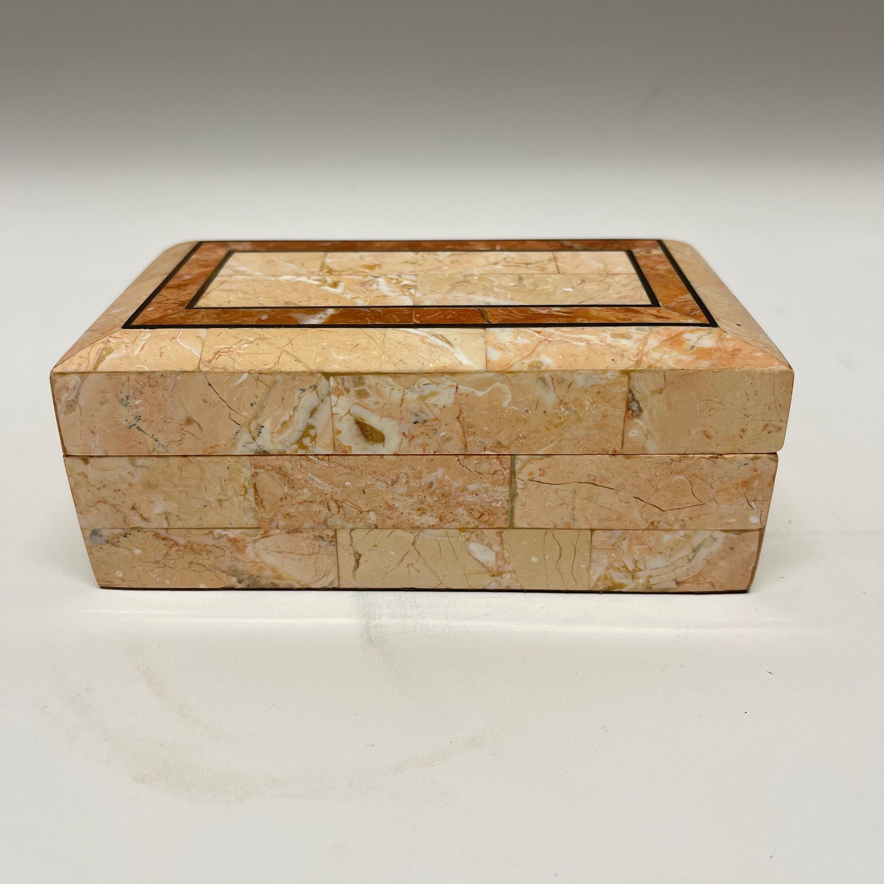 Incrusté Boîte post-moderne en marbre rose tessellé et travertin rouge de Maitland Smith en vente