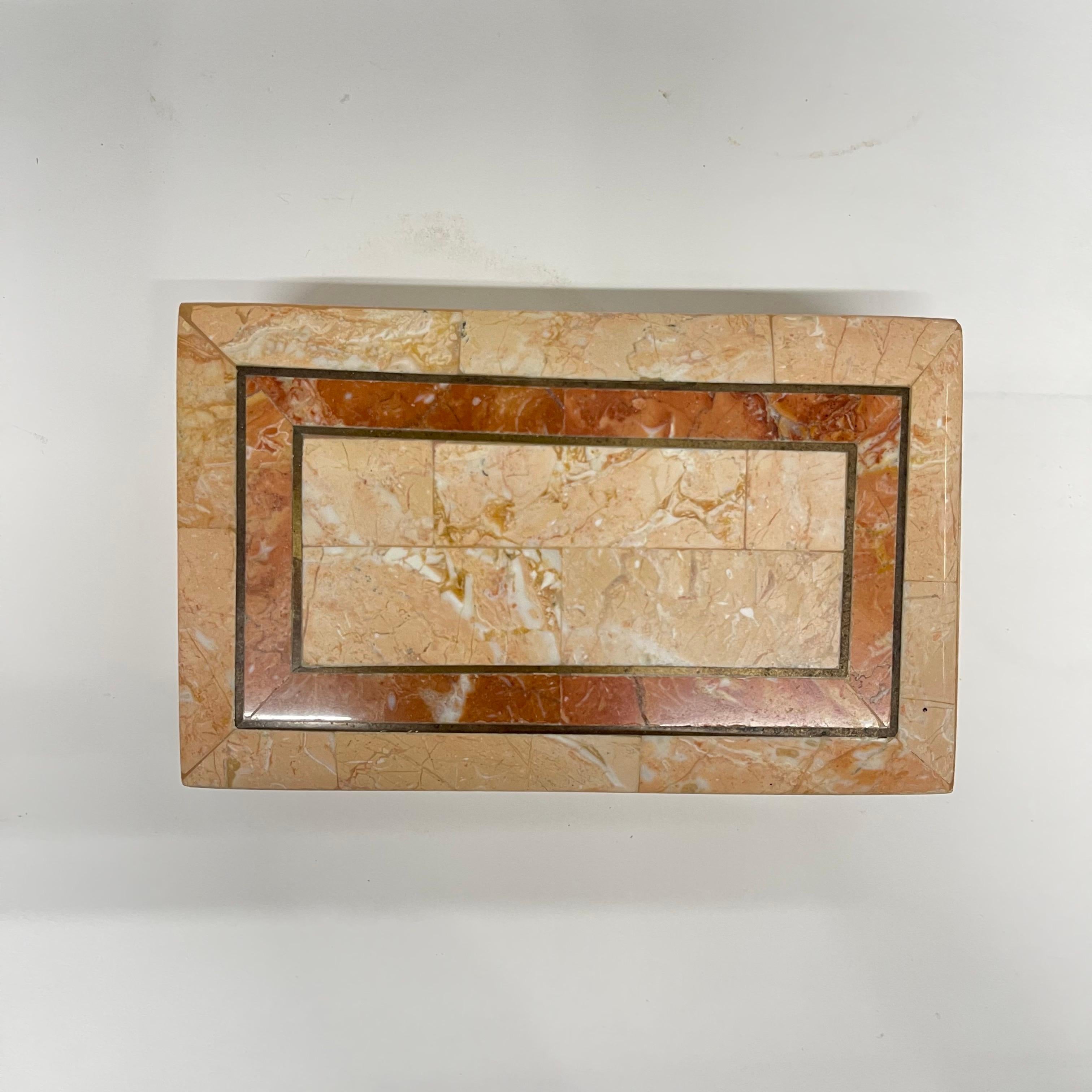 Caja postmoderna de mármol rosa teselado y travertino rojo de Maitland Smith Latón en venta