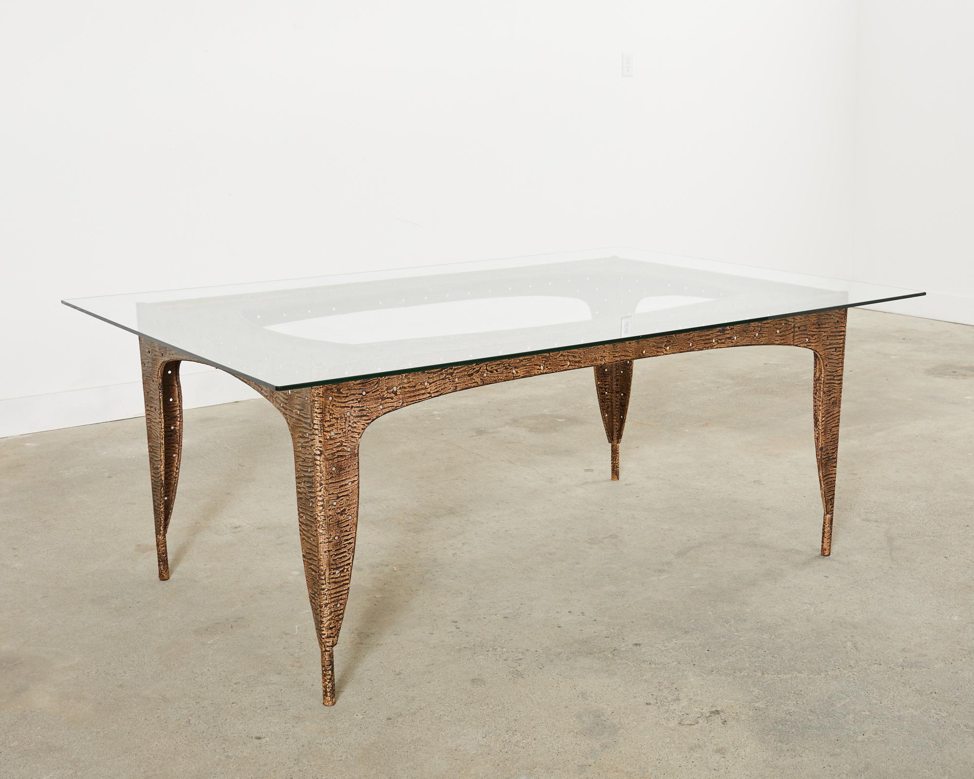 Mesa de comedor Post Modern con tablero de cristal y acero texturado Acero en venta
