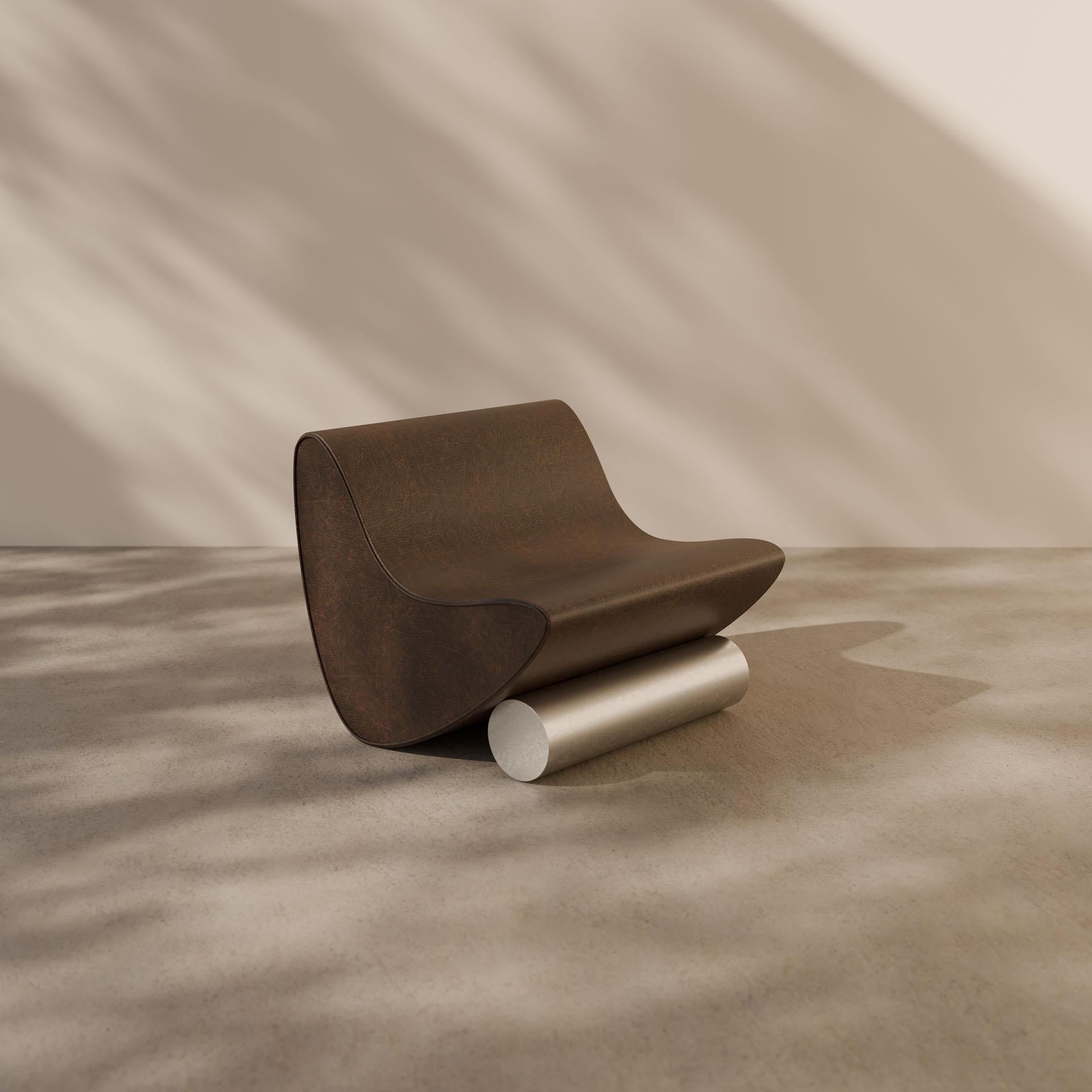 Un'audace ode alle curve iconiche e all'energia grezza dell'era del glam rock, la Vanguard Lounge Chair si ispira alle silhouette delle chitarre elettriche classiche. La sua forma scultorea, avvolta in pelle tabacco vintage, poggia su una base