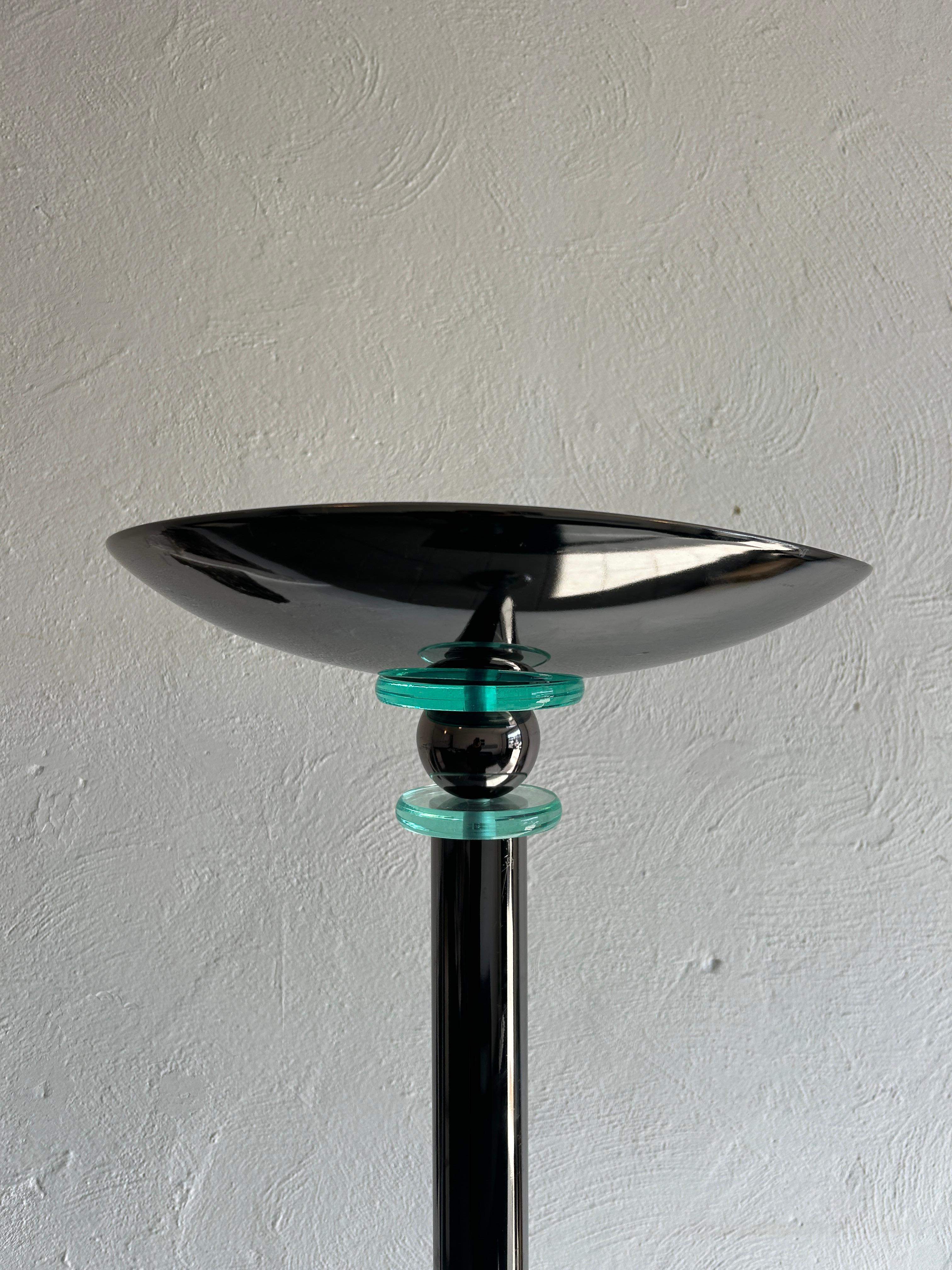 Post modern torchiere floor lamp gray chrome blue glass. Lamp works 100%. Very unique post modern design. Located in Brooklyn NYC.


Good condition 
Has built in dimmer
120v plug USA 
Halogen bulb 