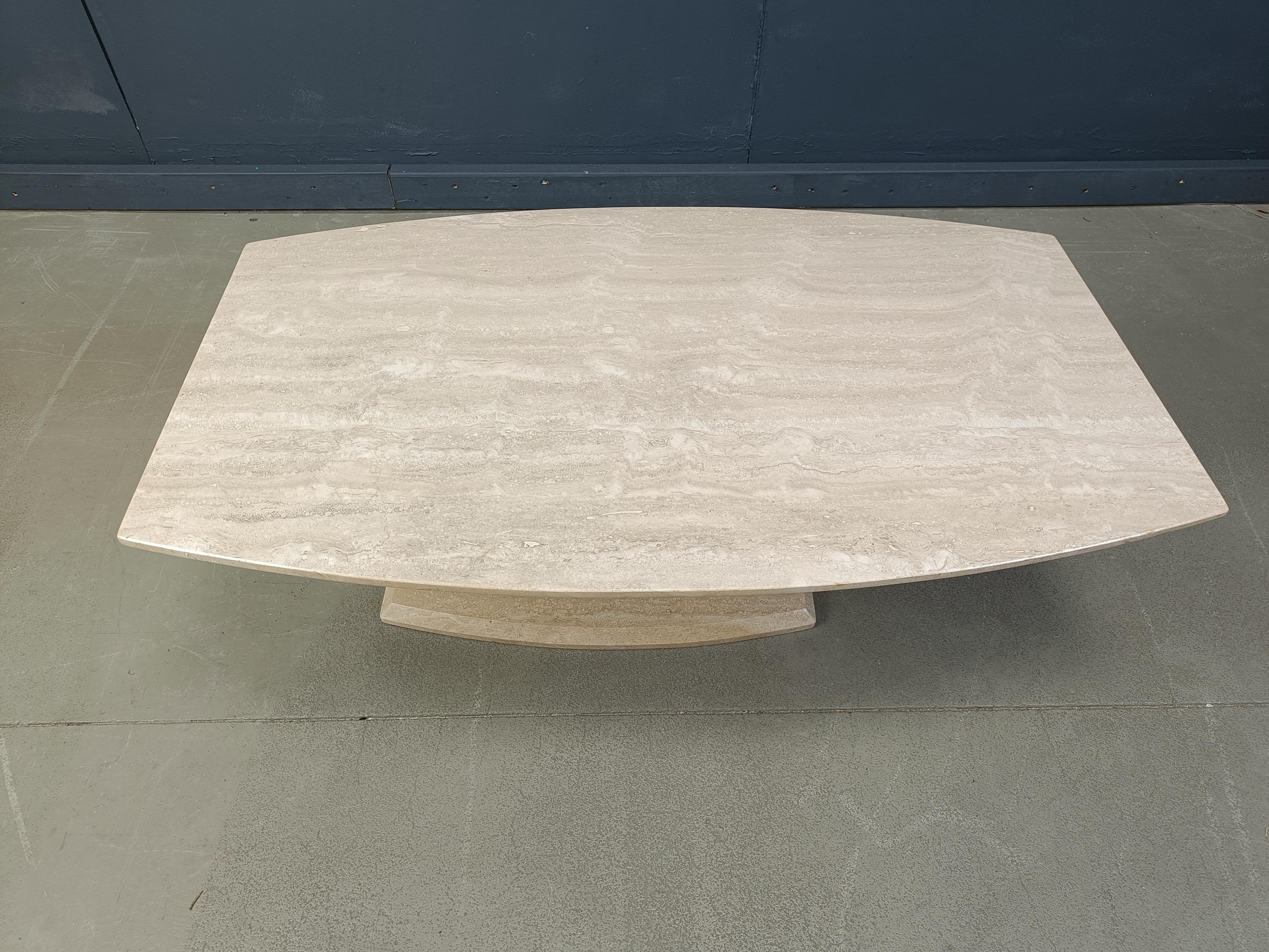 Post modern travertine coffee table.

Cool design with beautiful natural travertine stone.

1980s - Italy

Good condition

Dimensions
Height: 38cm
Width: 110cm
Depth: 65cm

Ref.: 25051605

*All images are always part of the description, our vintage