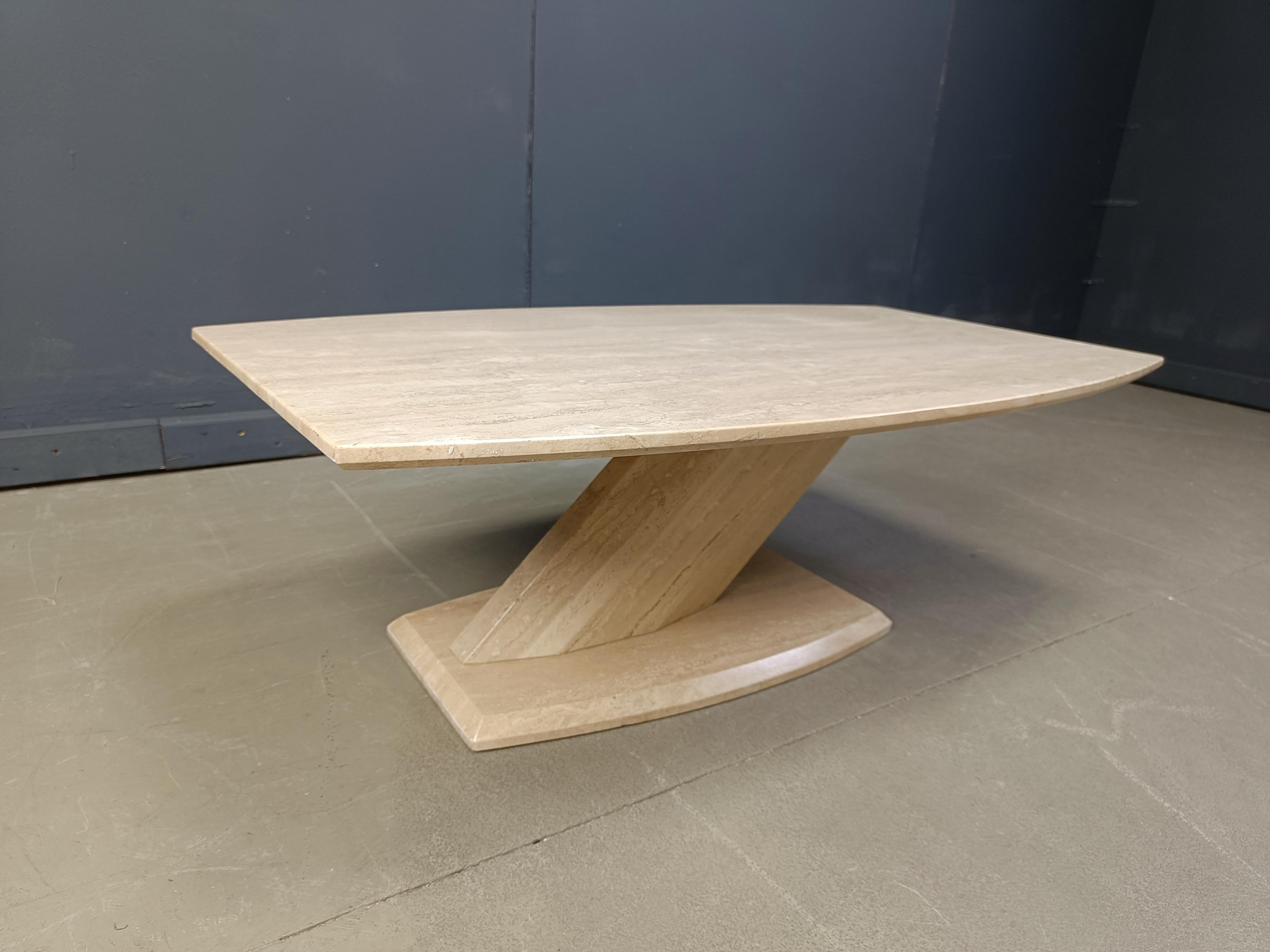 Post modern travertine coffee table, 1980s In Good Condition For Sale In Leuven, Vlaams Gewest