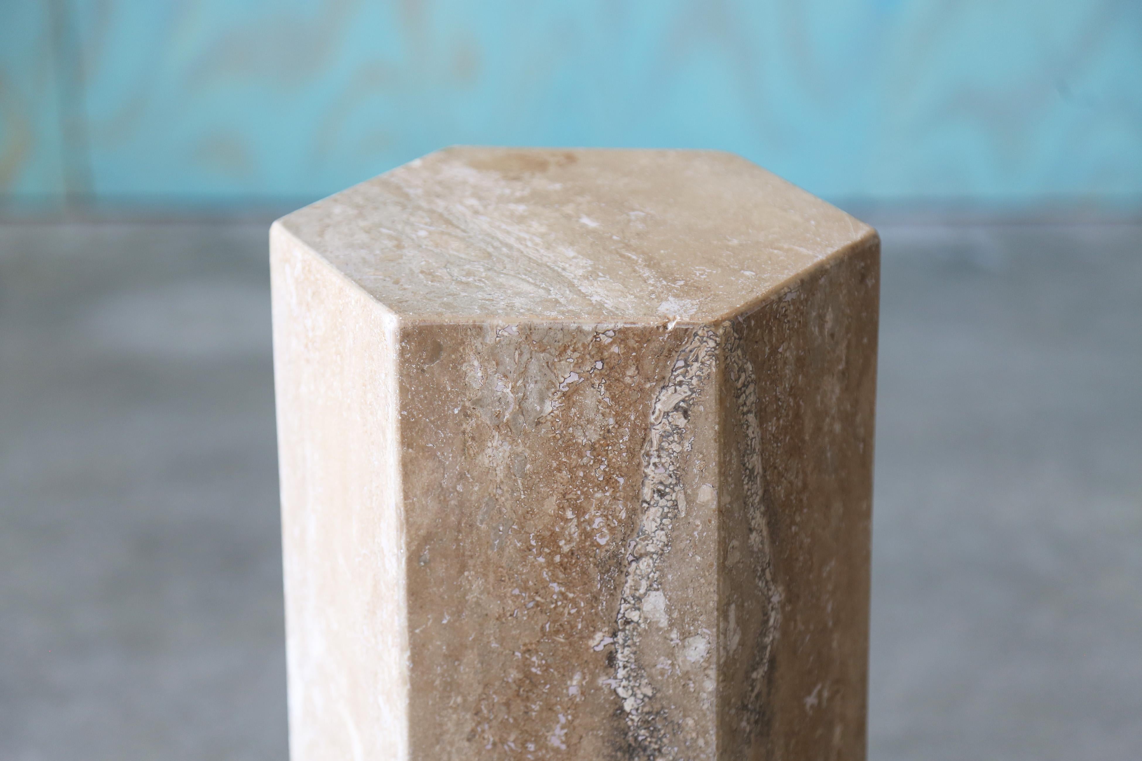 Ein Paar sechseckige Tische aus Travertin.  Die Höhe ist beachtlich, so dass sie als minimalistische Nachttische, Beistelltische oder individuelle Getränketische verwendet werden können.  Großartige Linien und interessantes Design passen gut zu dem