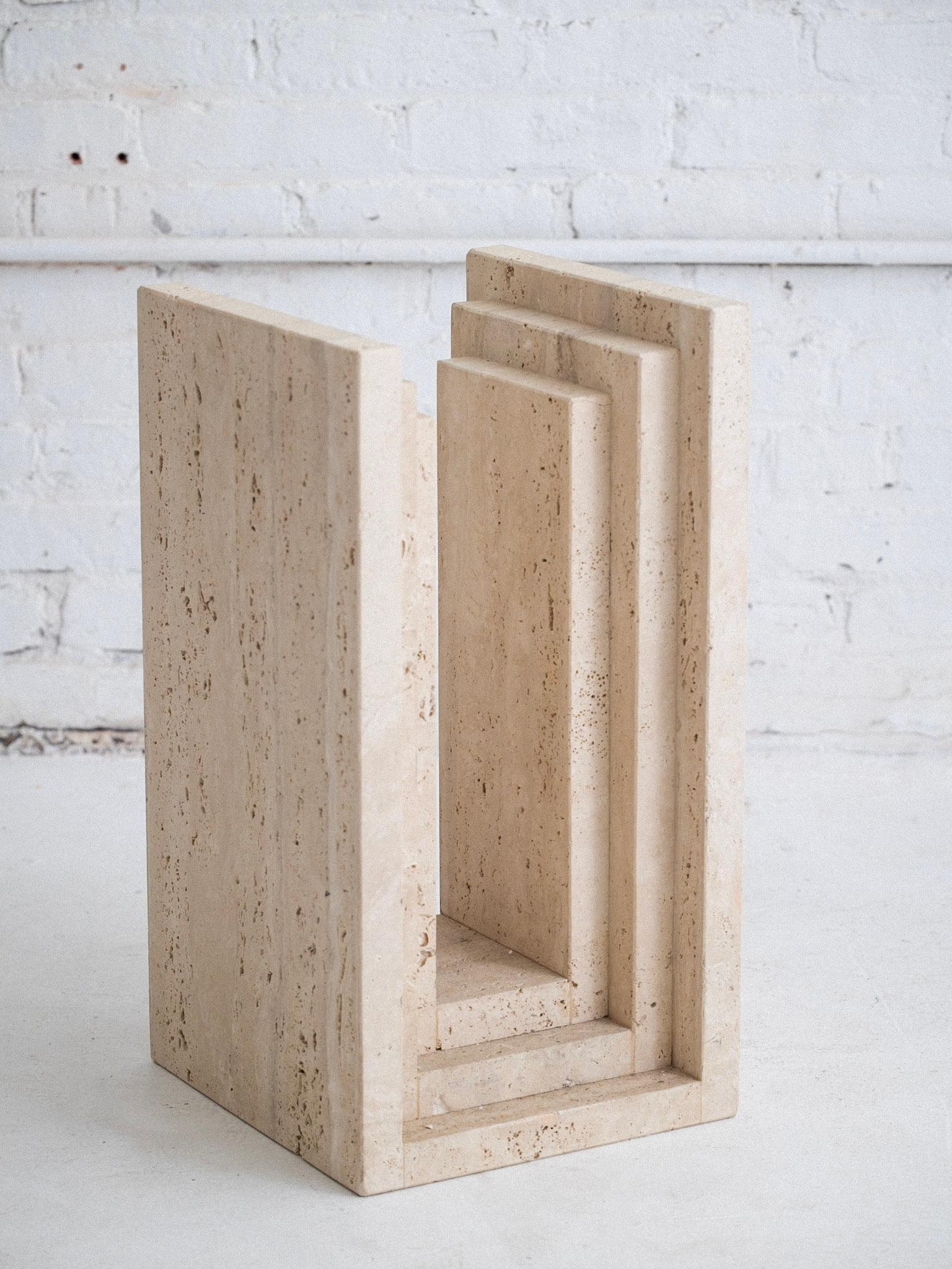 Table d'appoint postmoderne en travertin avec plateau en verre en vente 3