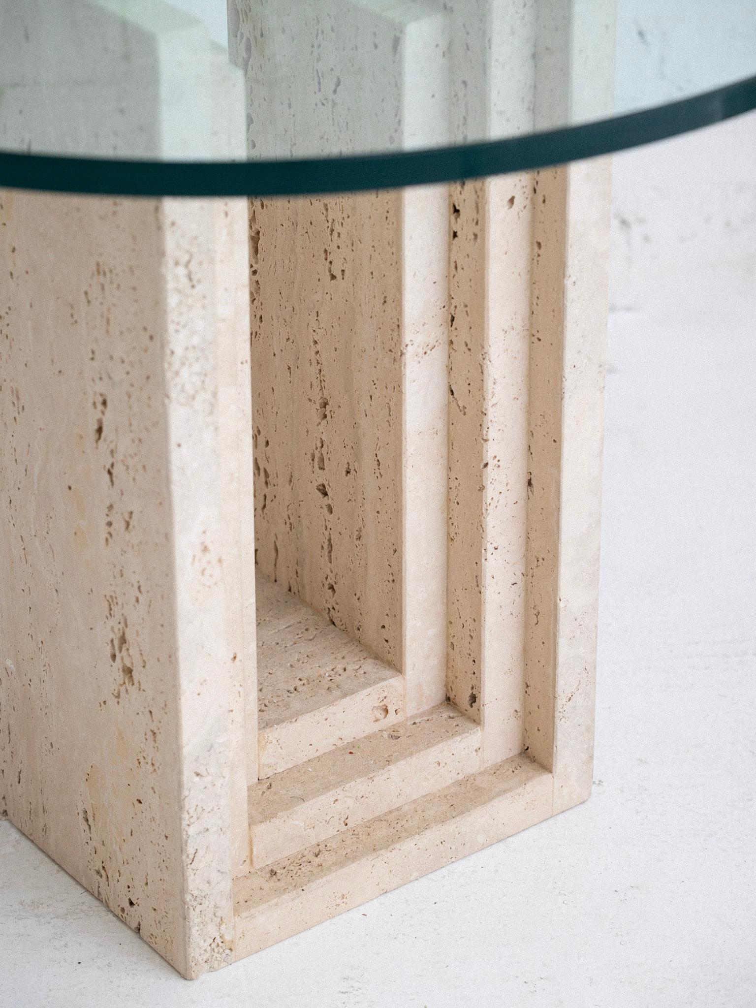 Postmoderne Table d'appoint postmoderne en travertin avec plateau en verre en vente