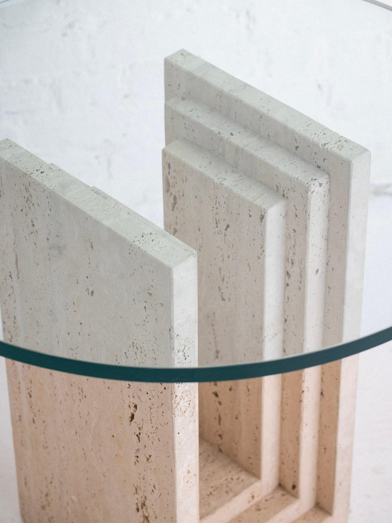 italien Table d'appoint postmoderne en travertin avec plateau en verre en vente