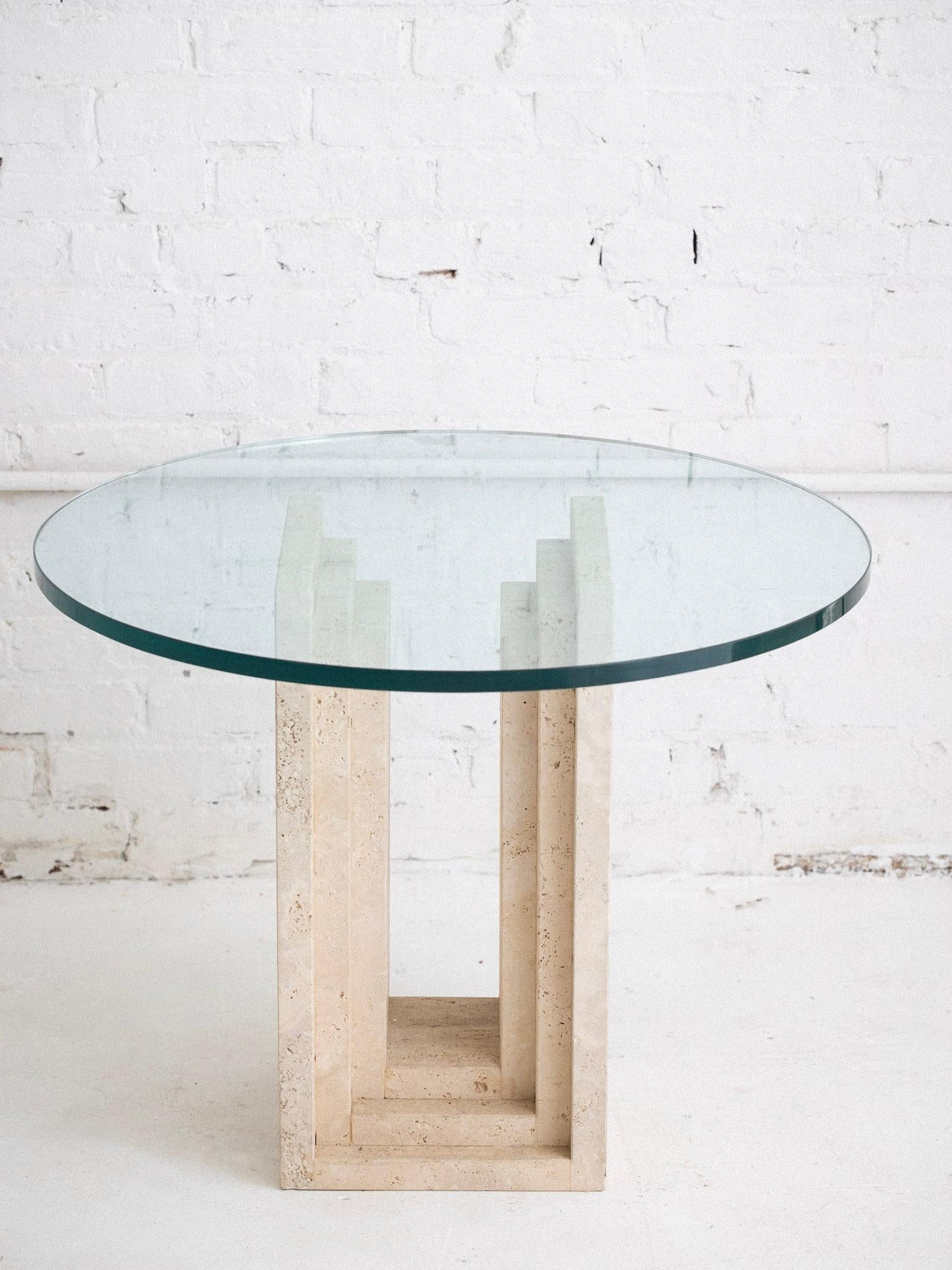Verre Table d'appoint postmoderne en travertin avec plateau en verre en vente