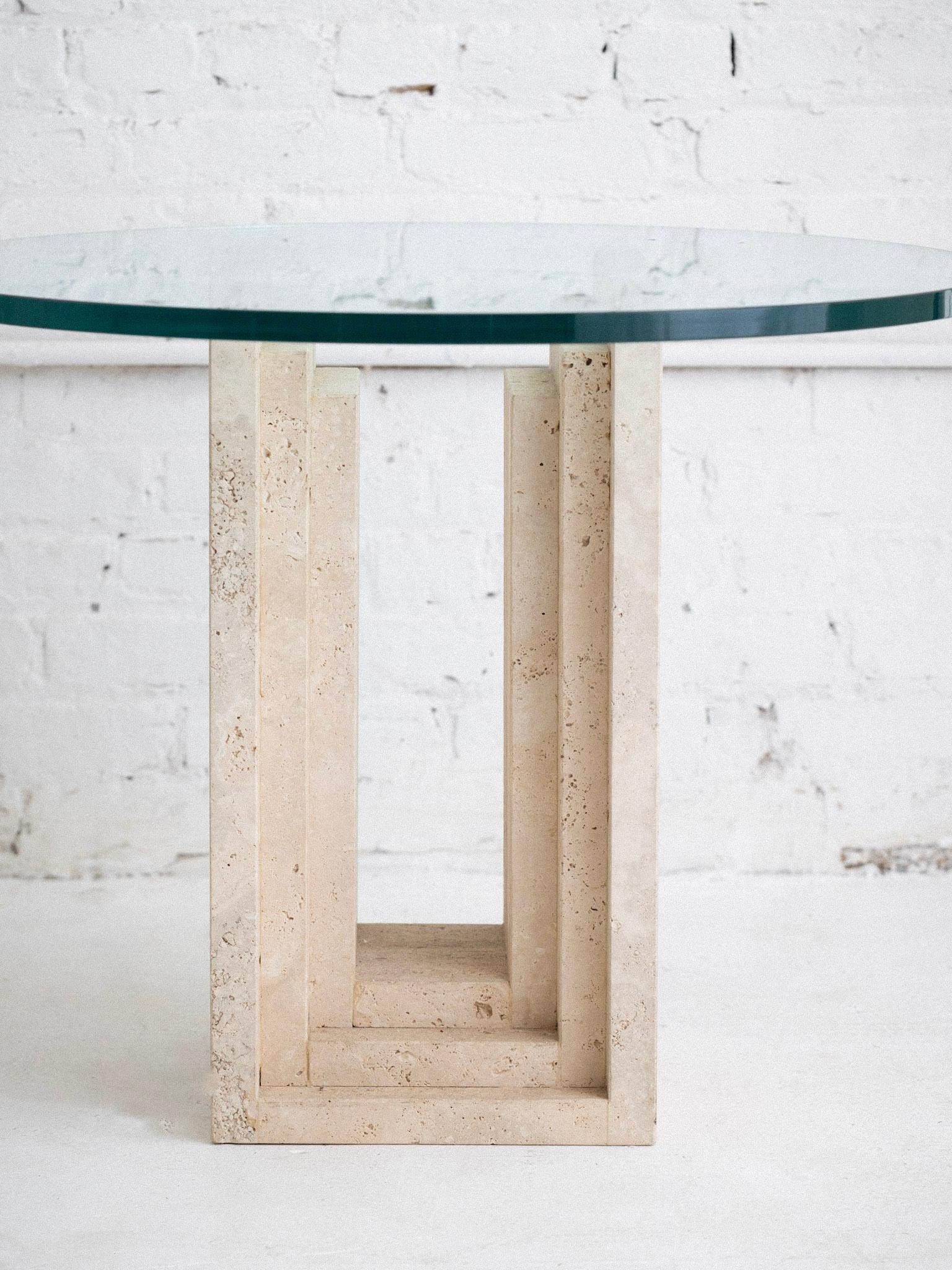 Table d'appoint postmoderne en travertin avec plateau en verre en vente 1