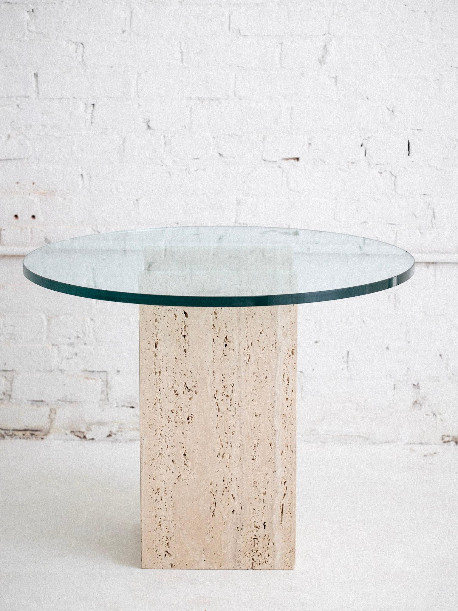 Table d'appoint postmoderne en travertin avec plateau en verre en vente 2
