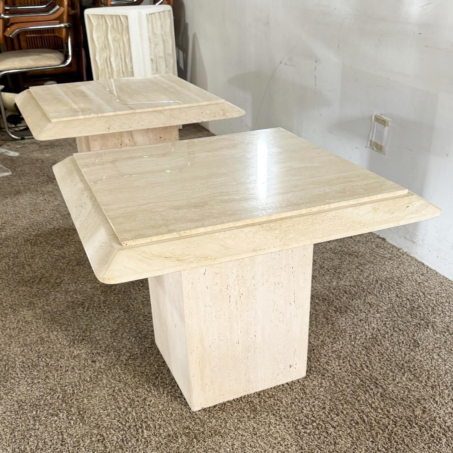 Postmoderne Tables d'appoint italiennes en travertin à plateau biseauté carré - une paire en vente