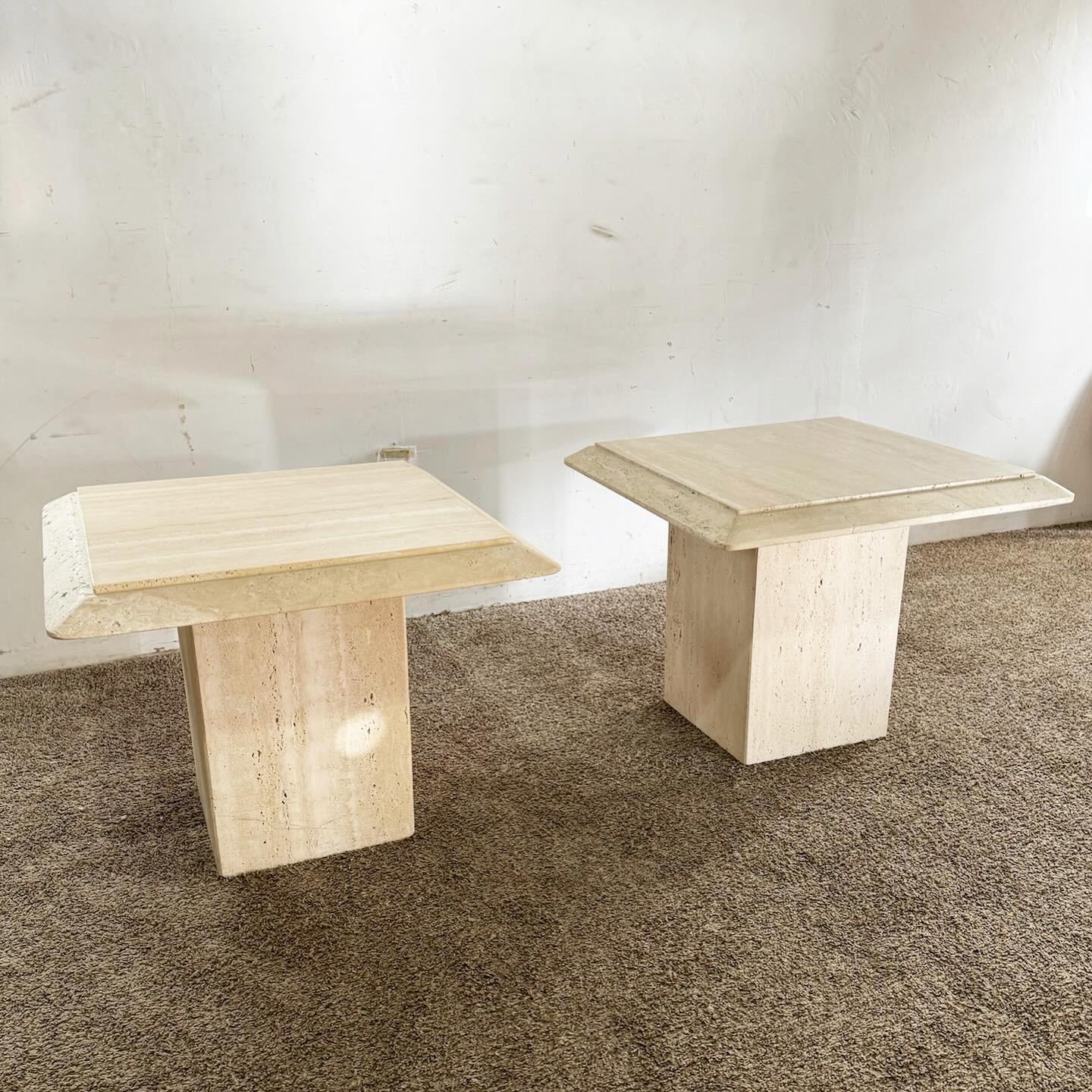 Tables d'appoint italiennes en travertin à plateau biseauté carré - une paire Bon état - En vente à Delray Beach, FL