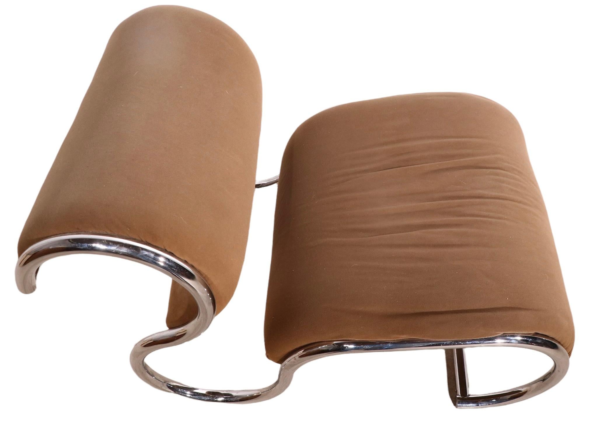 Chaise de salon High Post Modern tubulaire chromée, chaise de salon, ayant un cadre tubulaire sculptural, avec siège et support de dossier rembourrés. La chaise est en bon état, d'origine, elle montre une certaine usure cosmétique du tissu, et est