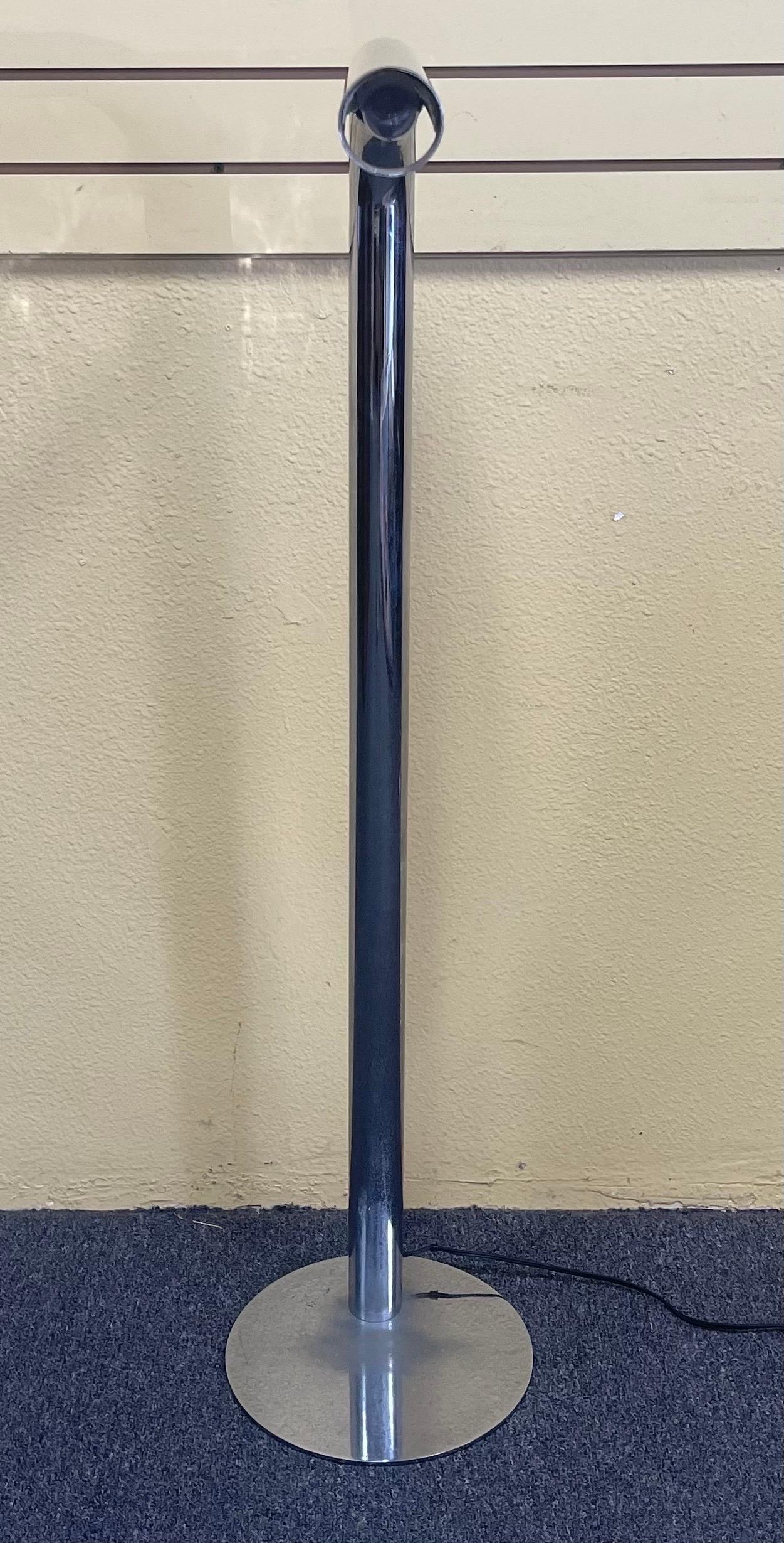 Post-Modern Tubular Floor Lamp in Chrome by Robert Sonneman In Good Condition For Sale In San Diego, CA