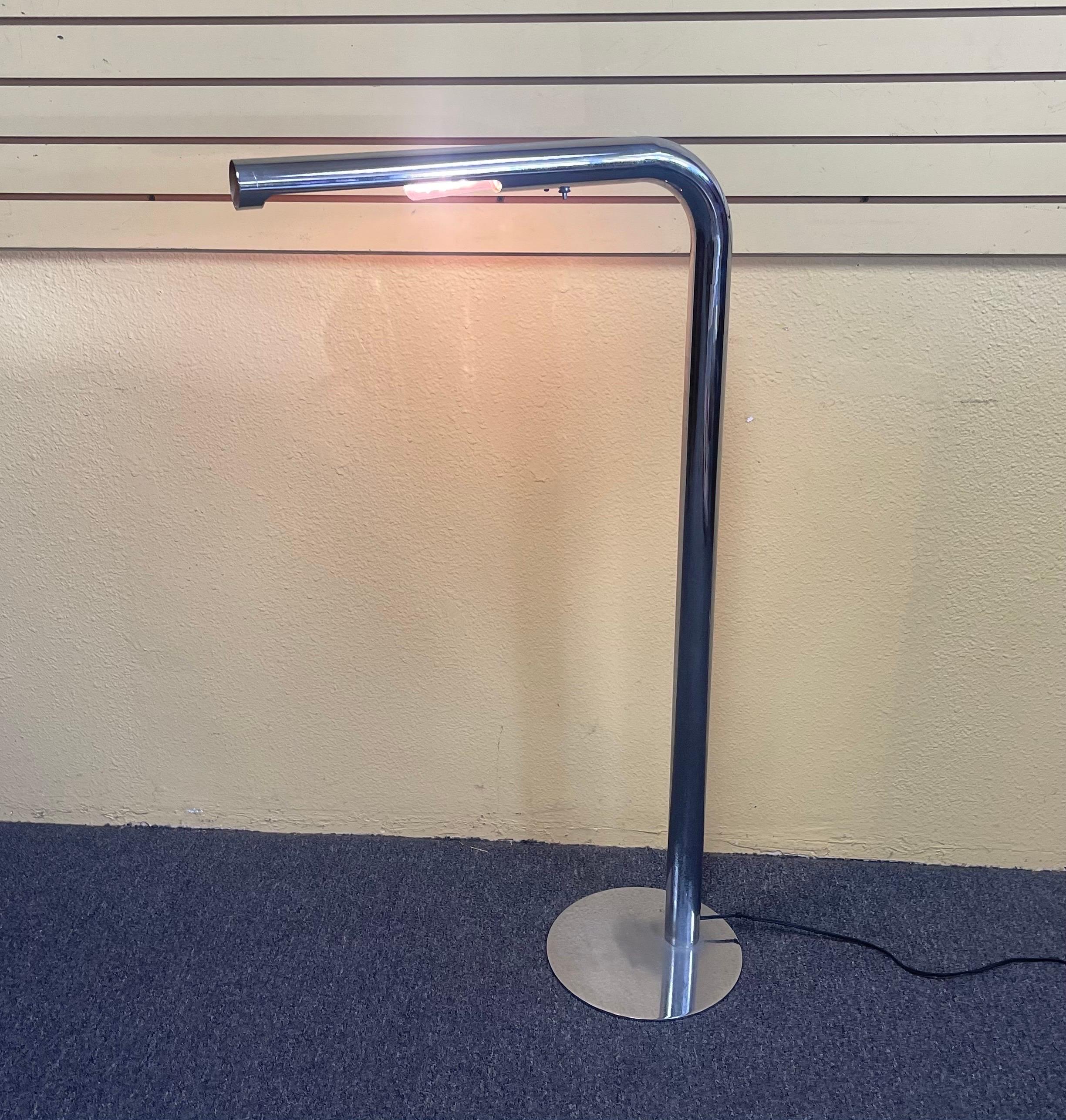 Postmoderne röhrenförmige Stehlampe aus Chrom von Robert Sonneman im Angebot 3