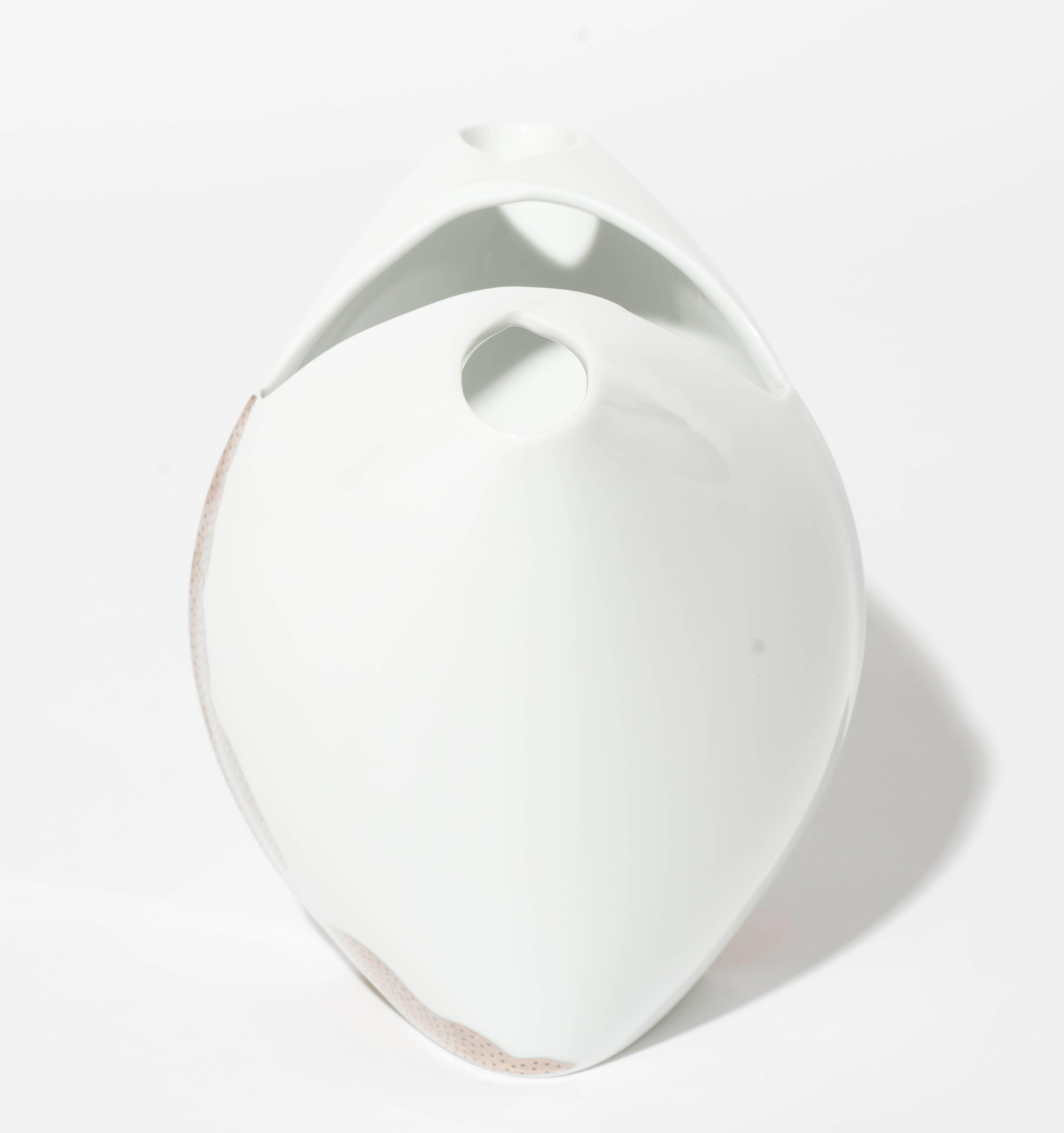 Dies ist das kleinste Modell der Tusca-Vasen-Serie, die von Lino Sabattini entworfen und von Rosenthal in den 1980er Jahren produziert wurde. Die weiße Porzellanvase ist mit einem silberfarbenen Motiv versehen und befindet sich in einem sehr guten