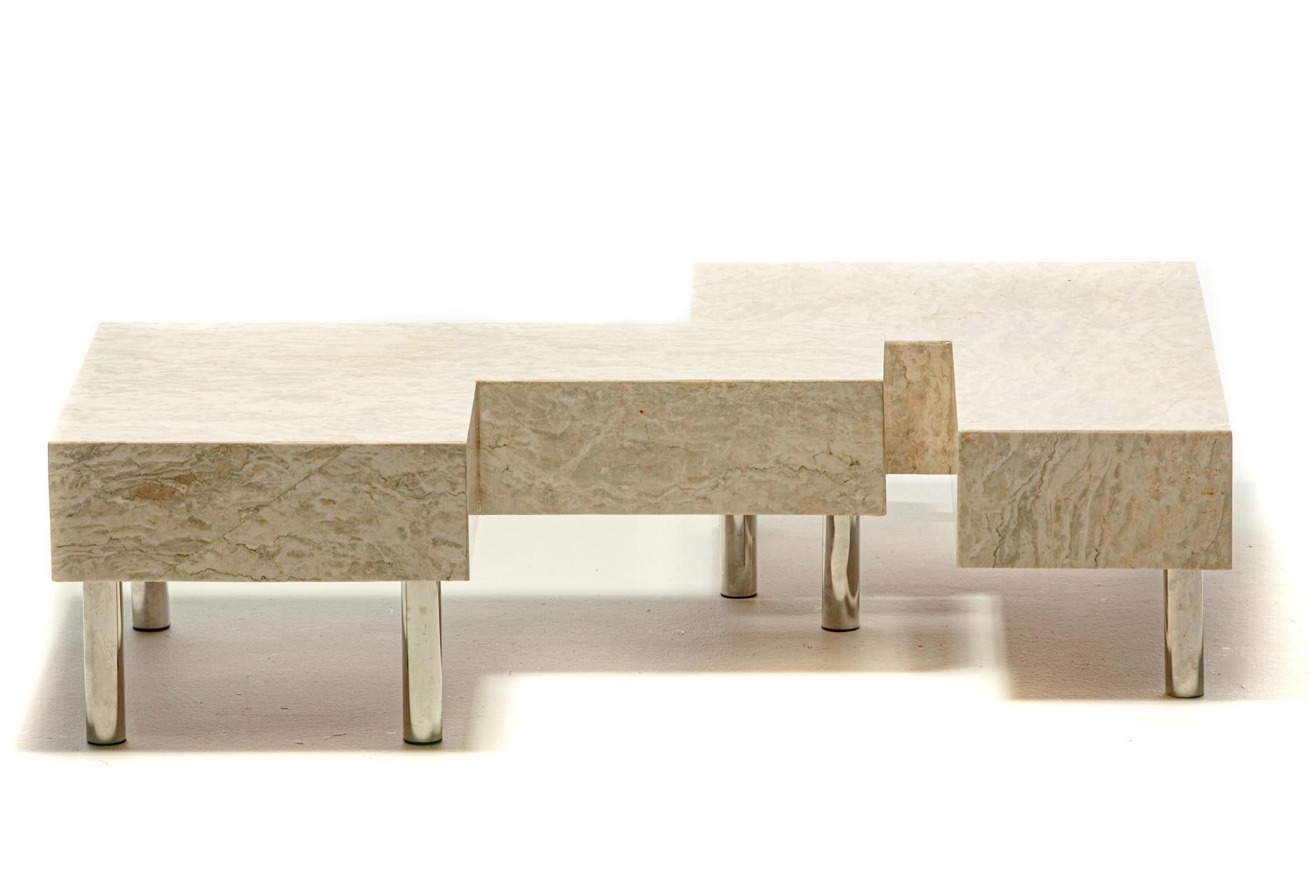 Postmoderne Table basse post-moderne en deux parties en marbre onyx et chrome en vente