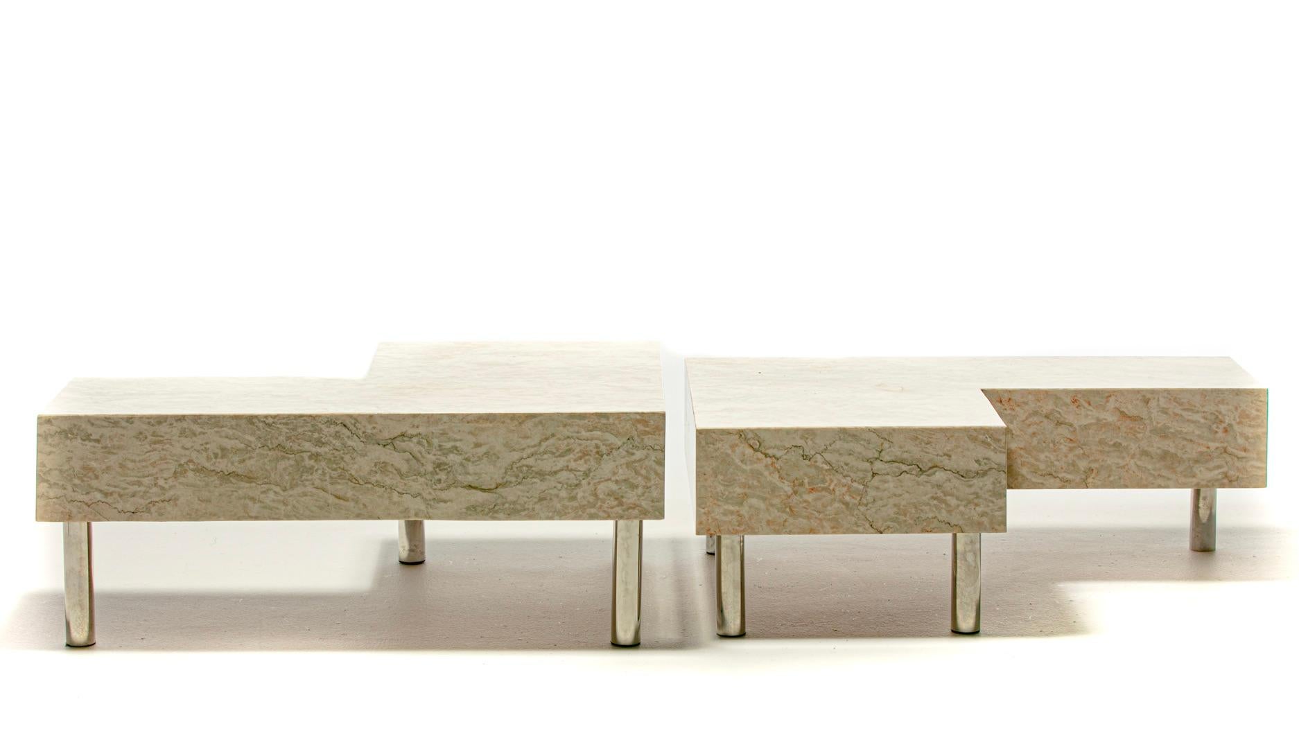 Américain Table basse post-moderne en deux parties en marbre onyx et chrome en vente