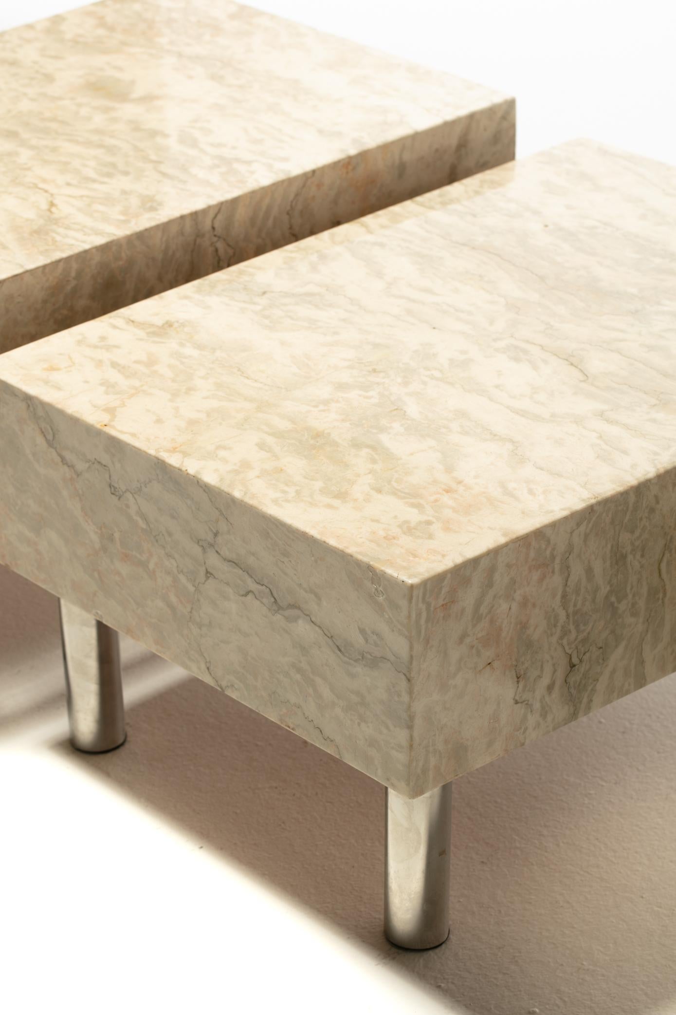 Fin du 20e siècle Table basse post-moderne en deux parties en marbre onyx et chrome en vente