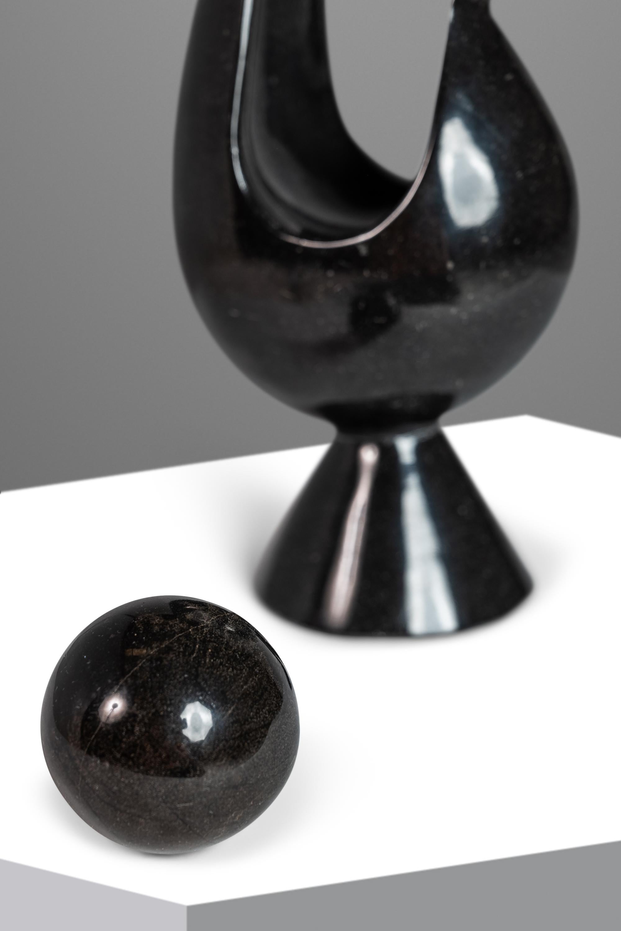 Postmoderne zweiteilige Skulptur aus massivem schwarzem Marmor, USA, ca. 1980er Jahre  im Angebot 9