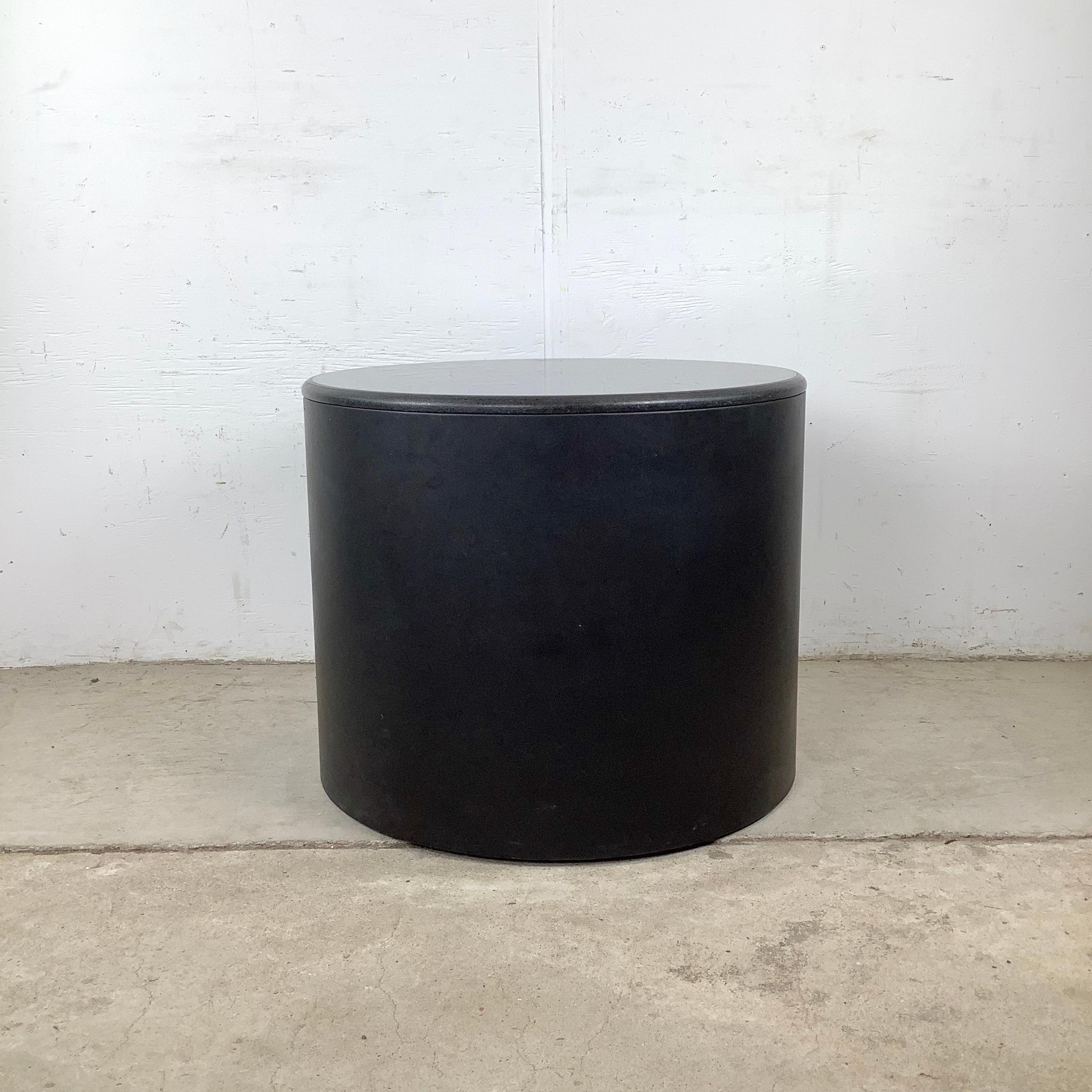Esta llamativa mesa de tambor vintage, atribuida al ethos de diseño de Mariani para Pace Collection, captura el refinado glamour del diseño moderno de los años setenta. La encimera circular está acabada en una superficie brillante de estilo terrazo,