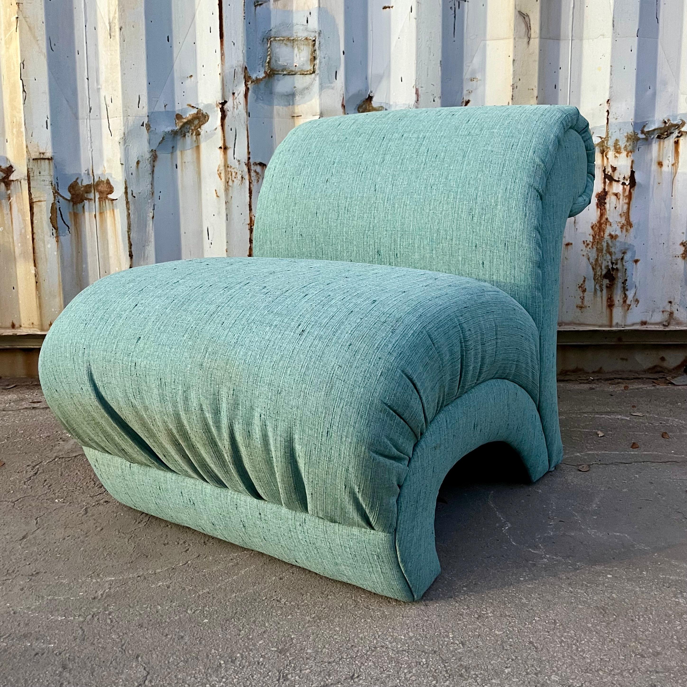 Silla tapizada Post Modern Vintage de Schweiger Industries. Alrededor de 1980
Presenta un espectacular diseño de respaldo enrollado y la tapicería original en suave tela de color verde azulado. 
En excelente estado original, con signos muy leves de
