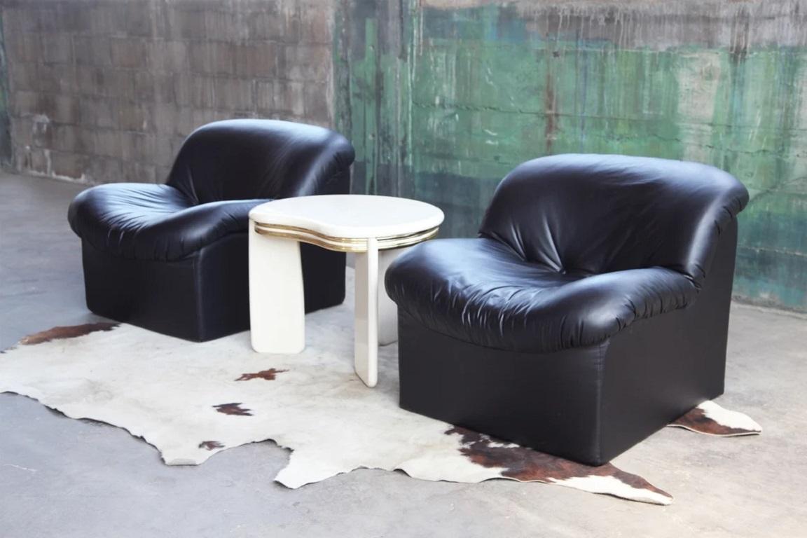 Postmoderne Fauteuil de salon sculptural post-moderne rembourré - Une chaise, années 1980 en vente