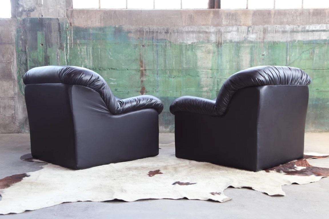 Fauteuil de salon sculptural post-moderne rembourré - Une chaise, années 1980 en vente 1