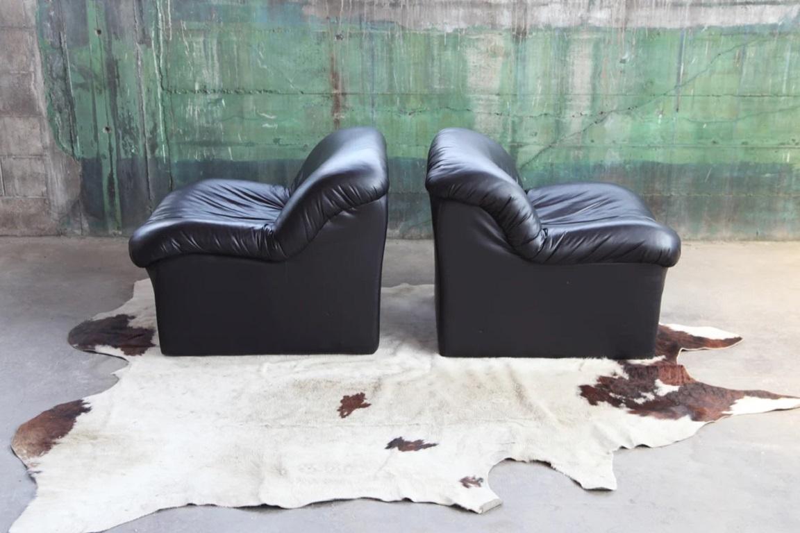 Fauteuil de salon sculptural post-moderne rembourré - Une chaise, années 1980 en vente 2