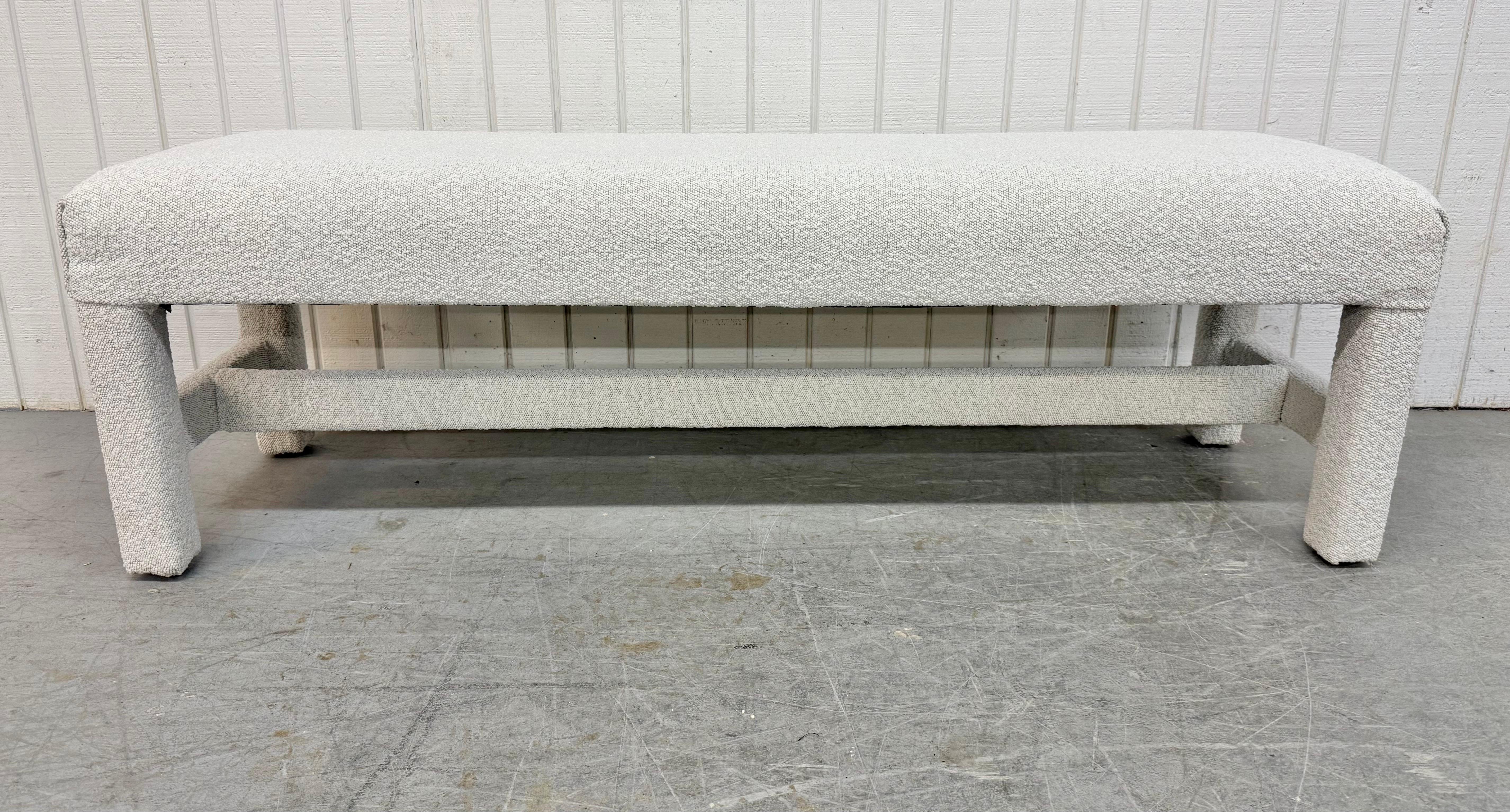 Cette annonce concerne un banc de fenêtre tapissé post-moderne. Design-Light, nouveau revêtement gris clair et pieds modernes avec base à brancard. Il s'agit d'une combinaison exceptionnelle de qualité et de design moderne !