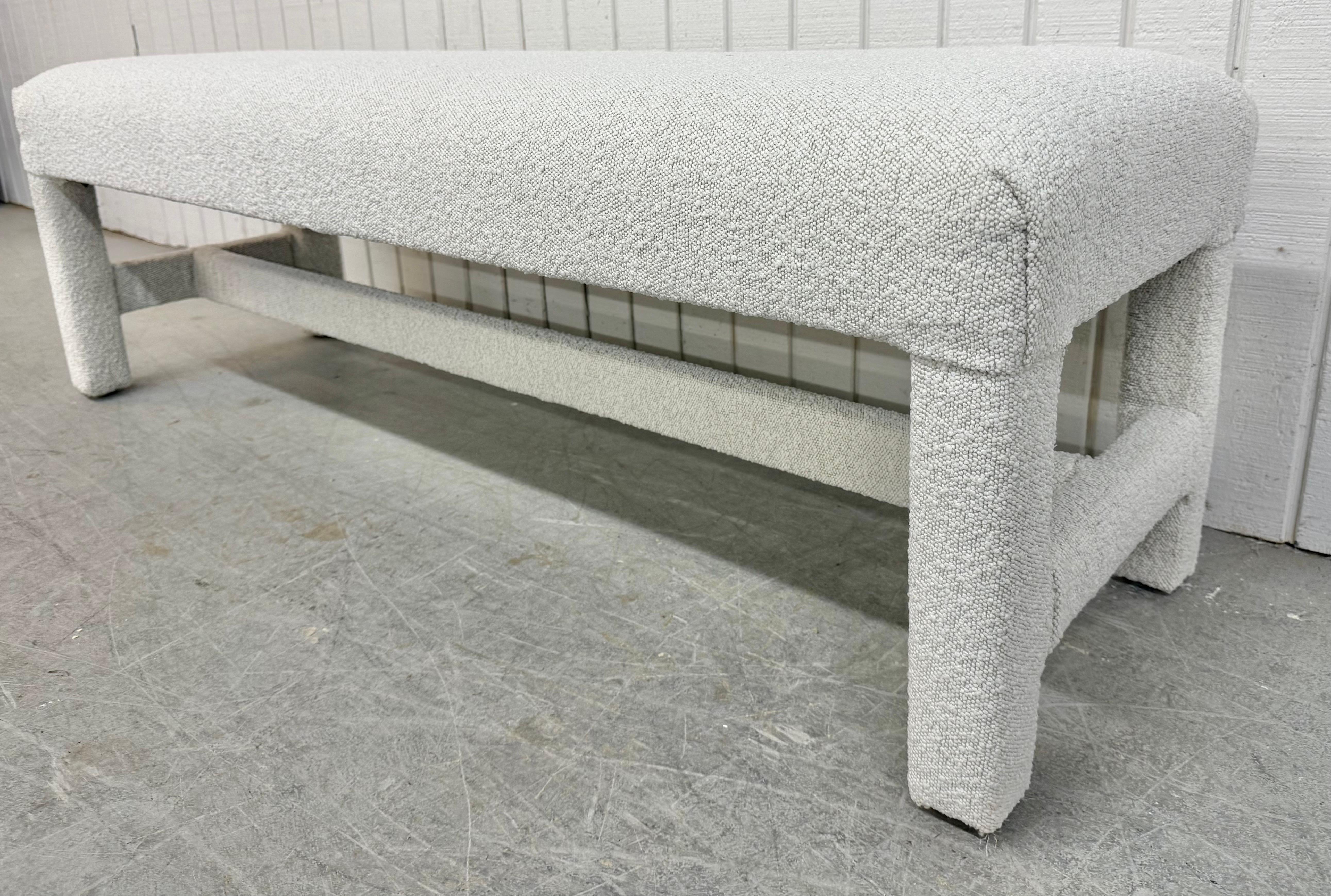 Postmoderne The Modernity Upholstered Window Bench (Banc de fenêtre tapissé) en vente