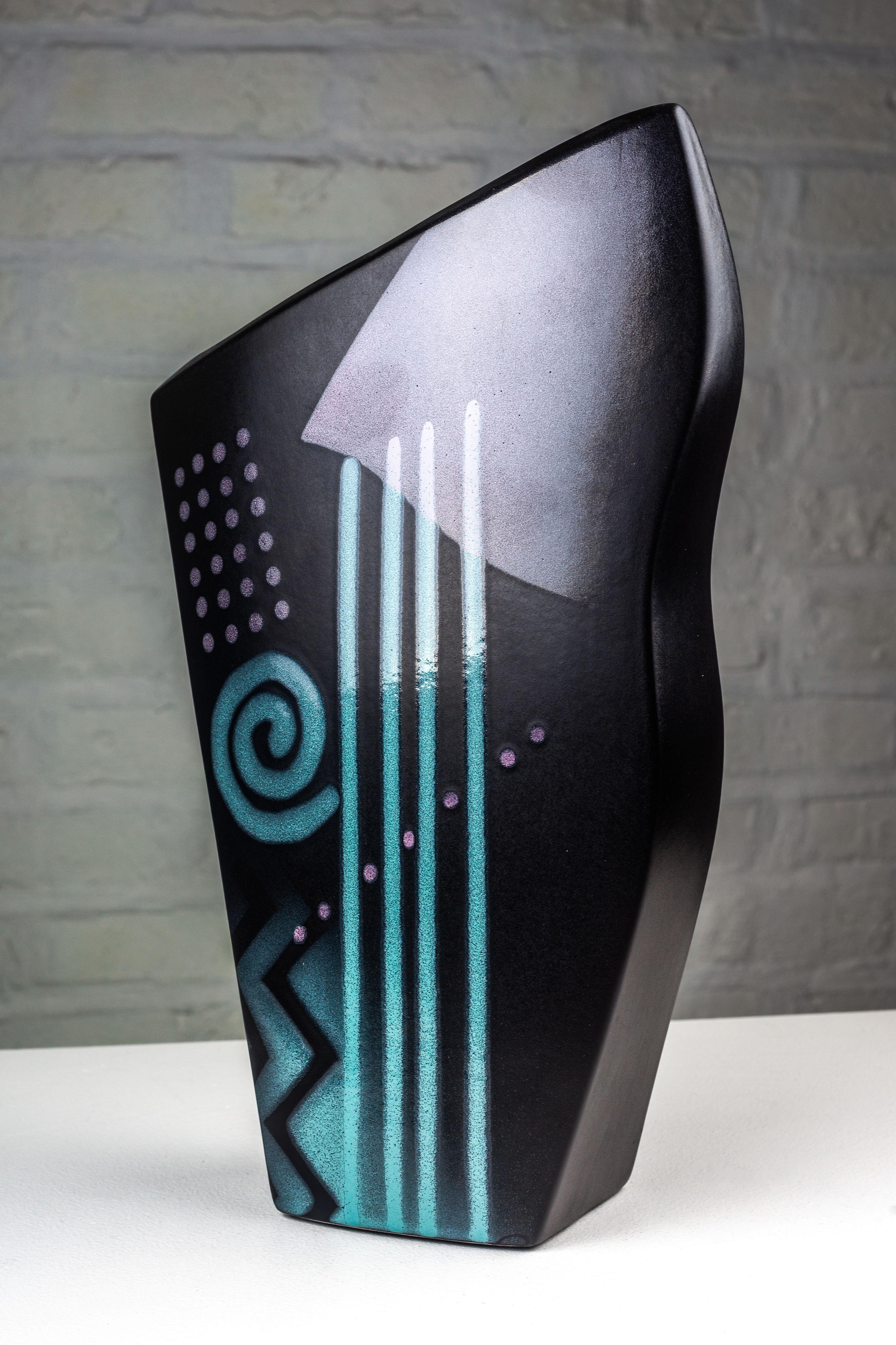 Post-modern vase by John Bergen Studio, signed 1980s Canada In Good Condition For Sale In Chicago, IL