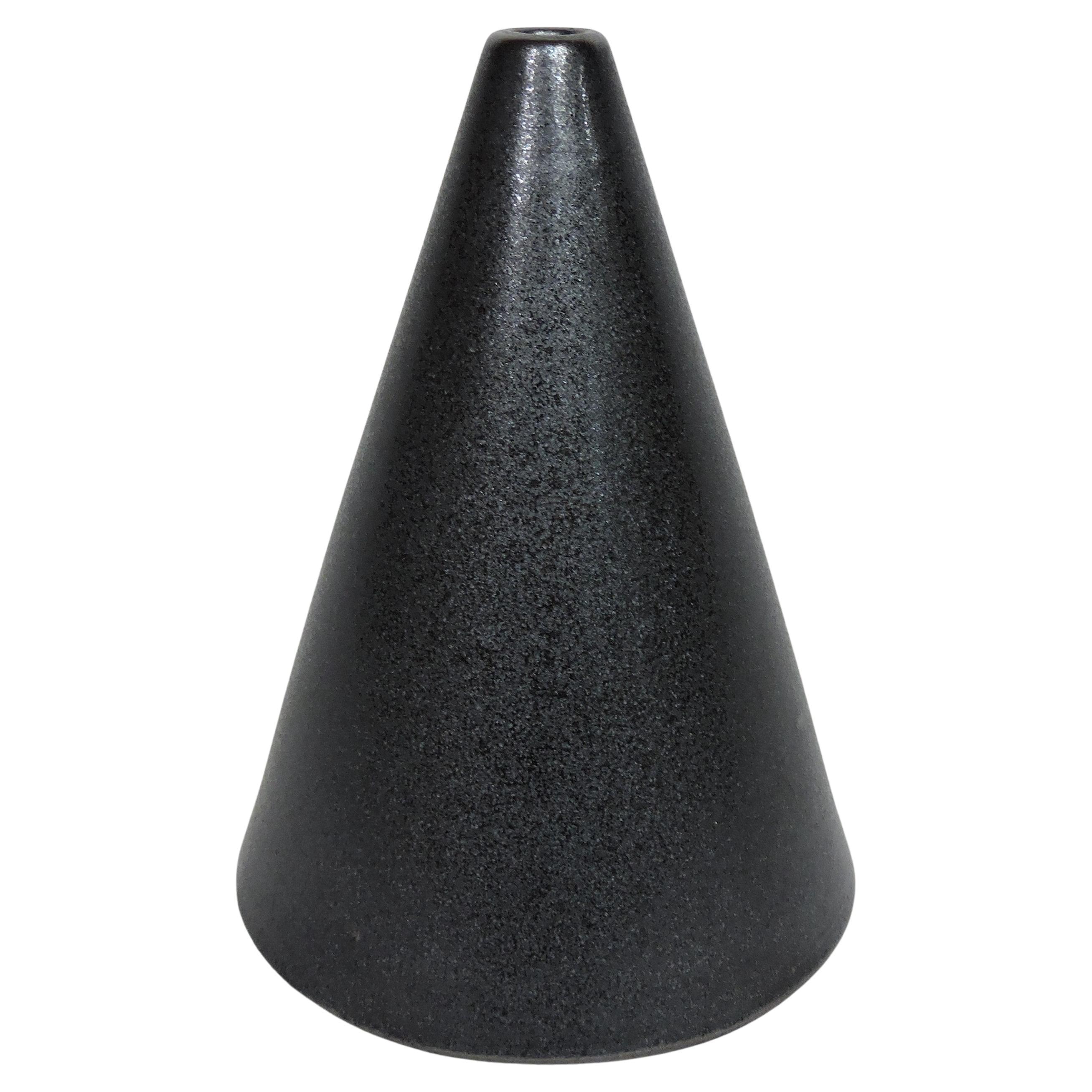Postmoderne Victor Carranza Minimalistische Mikasa-Kunstkeramik-Keramikvase, Kegelvase