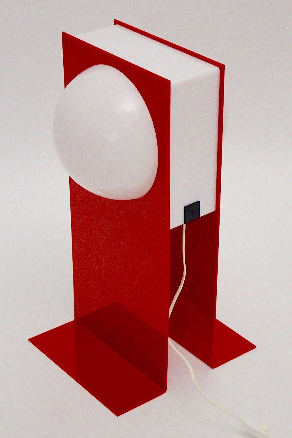 Post Modern Vintage Red White Plastic Table Lamp 1980s In Good Condition For Sale In Vienna, AT