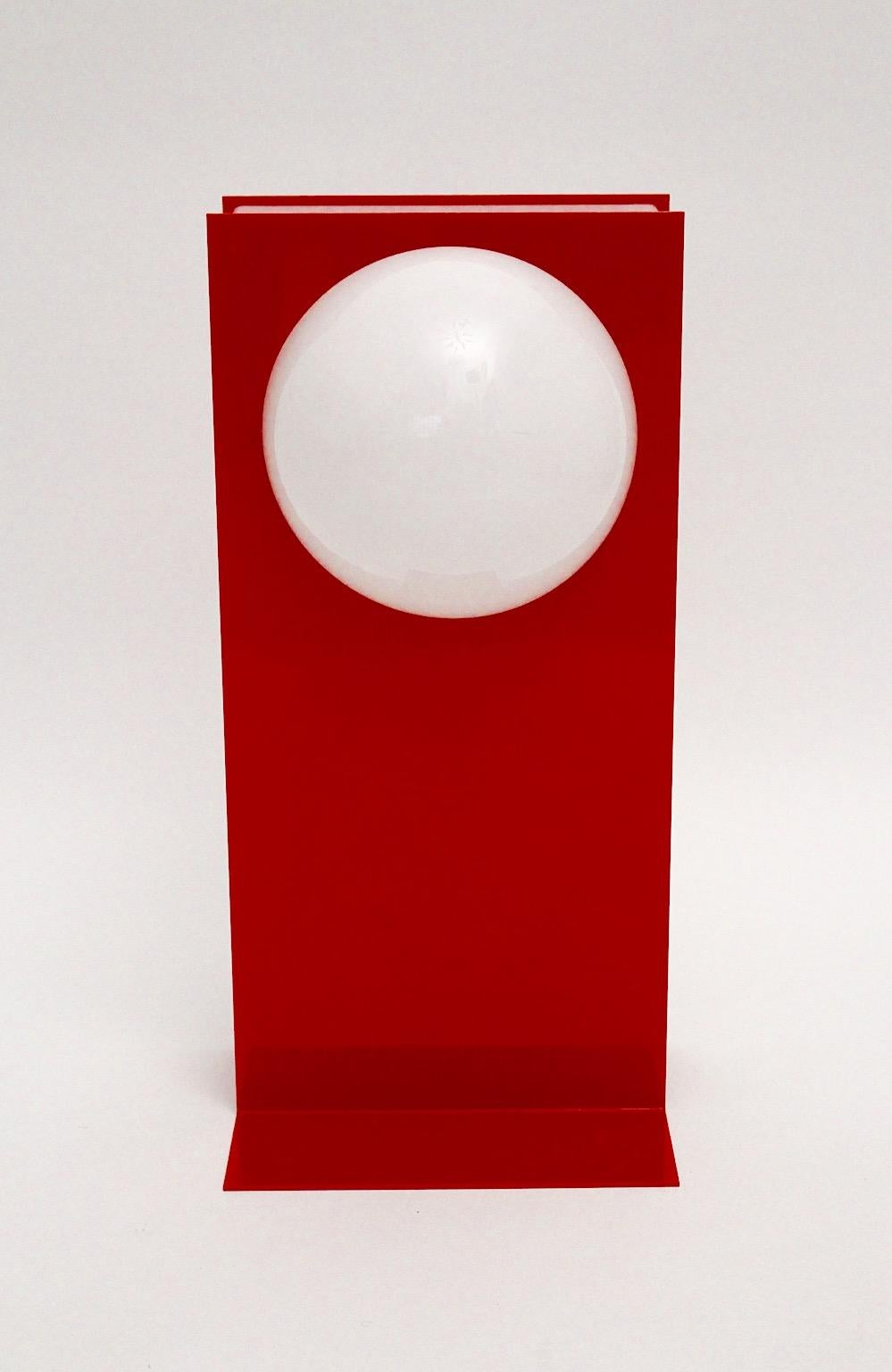 Fin du 20e siècle Lampe de bureau vintage post-moderne en plastique rouge et blanc, années 1980 en vente