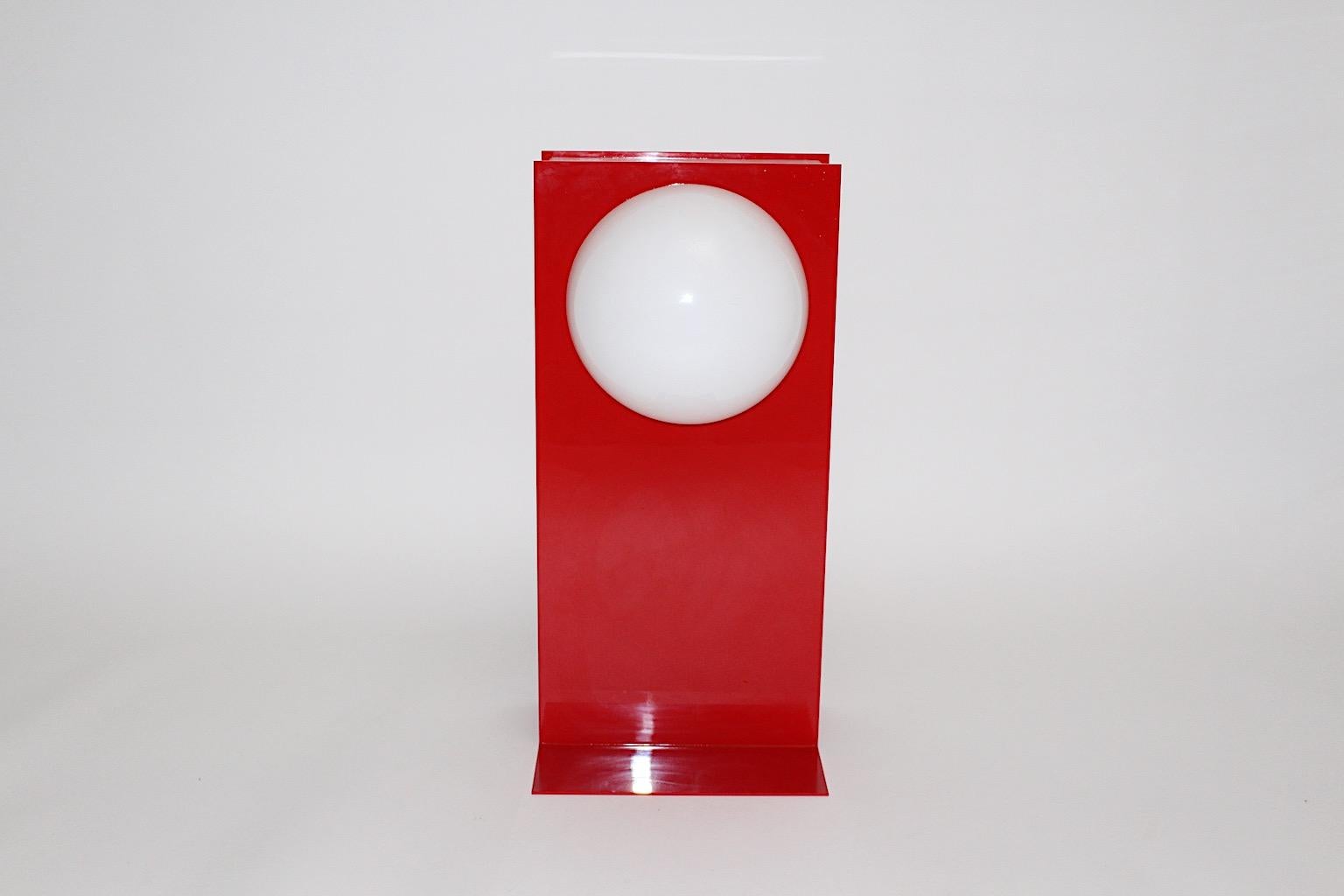 Post Modern Vintage Red White Plastic Table Lamp 1980s For Sale 4