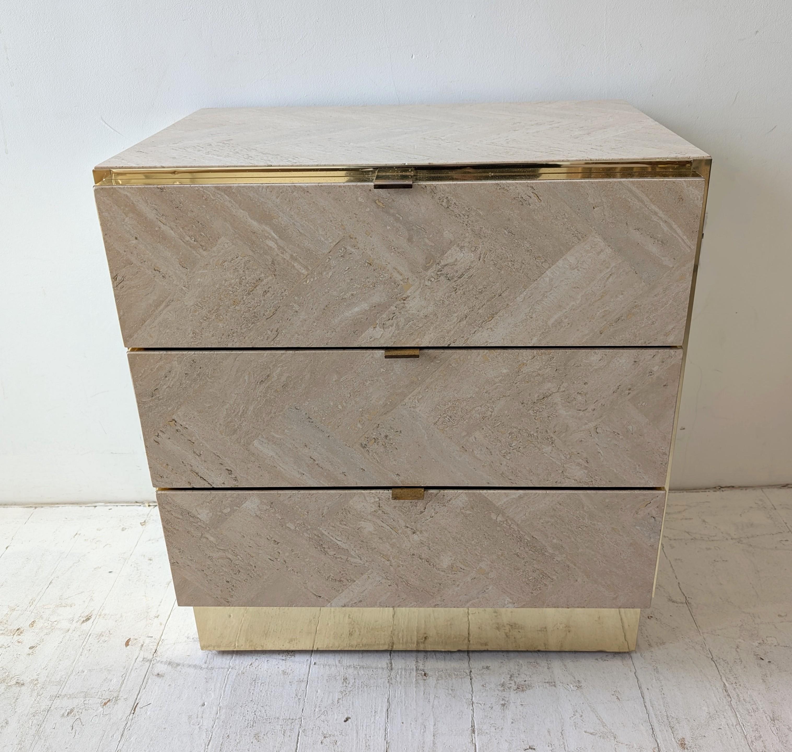 Meuble en travertin poli de Ello Furniture, années 1980. Ce meuble à 3 tiroirs est doté de poignées en laiton, de côtés en métal doré brillant et d'un socle en métal doré brillant.
Le métal présente une petite patine liée à l'âge.

Nous avons