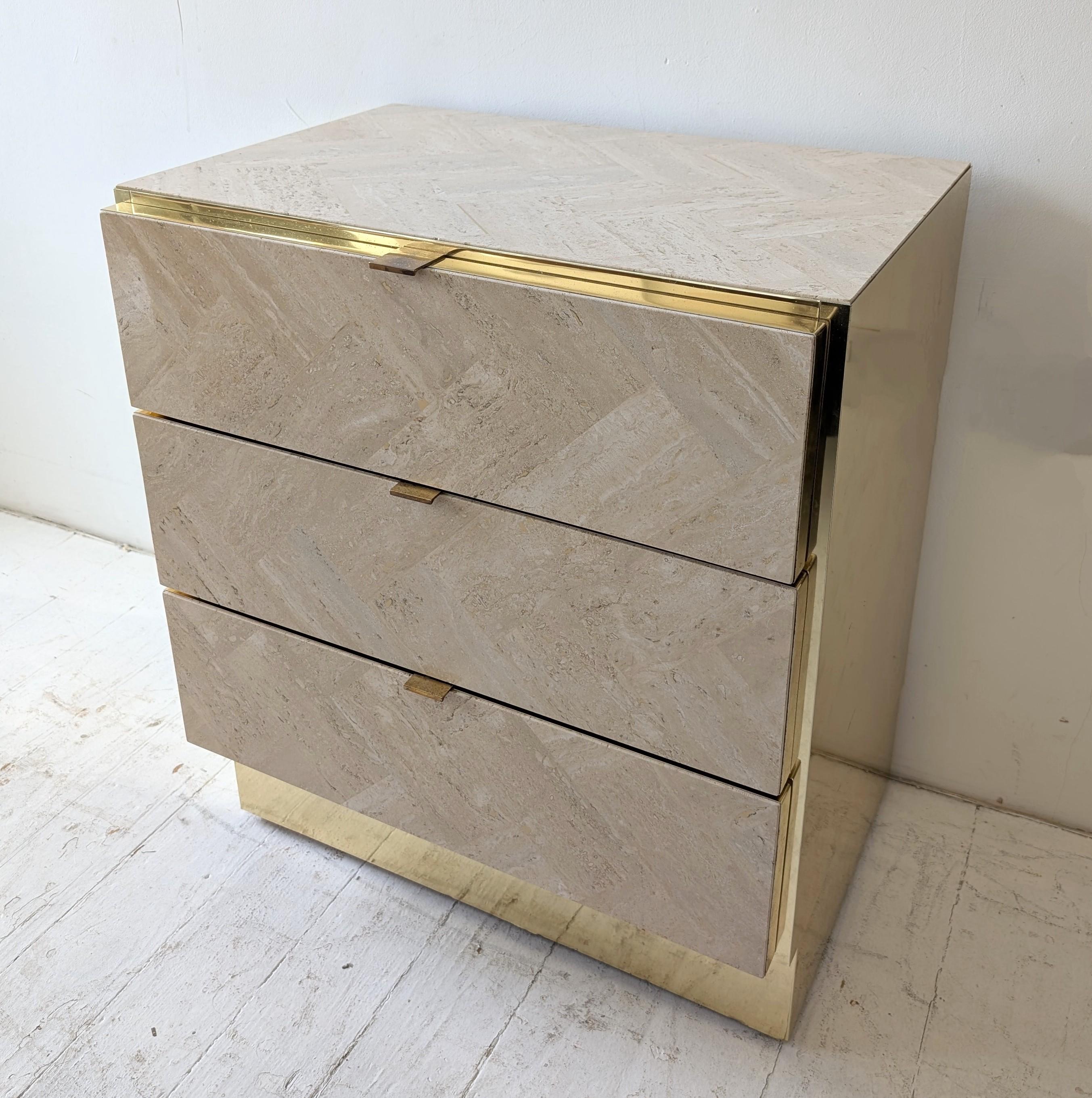 Postmoderne Armoire vintage post-moderne à 3 tiroirs en travertin et laiton d'Ello Furniture, années 1980 en vente