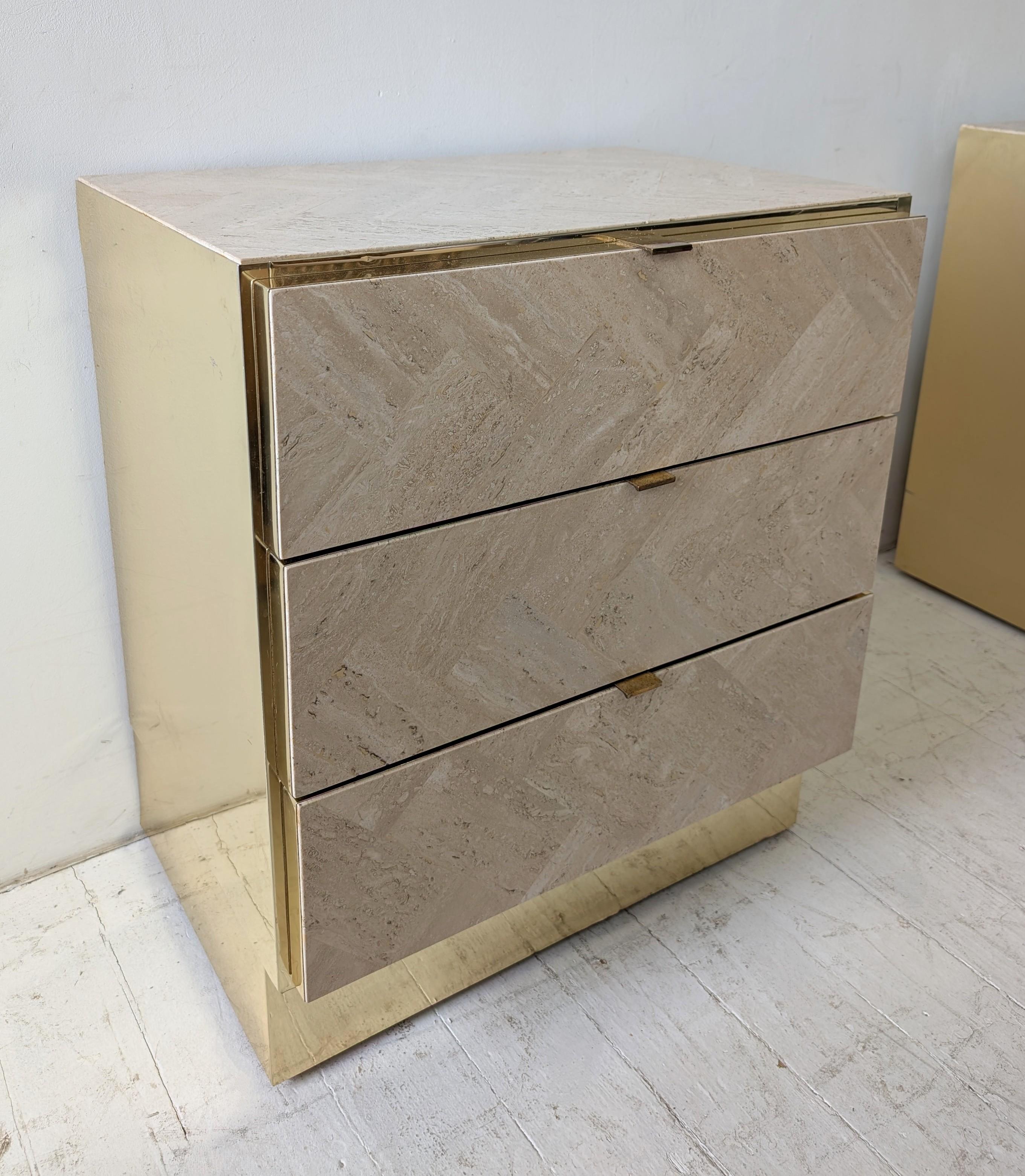 Américain Armoire vintage post-moderne à 3 tiroirs en travertin et laiton d'Ello Furniture, années 1980 en vente