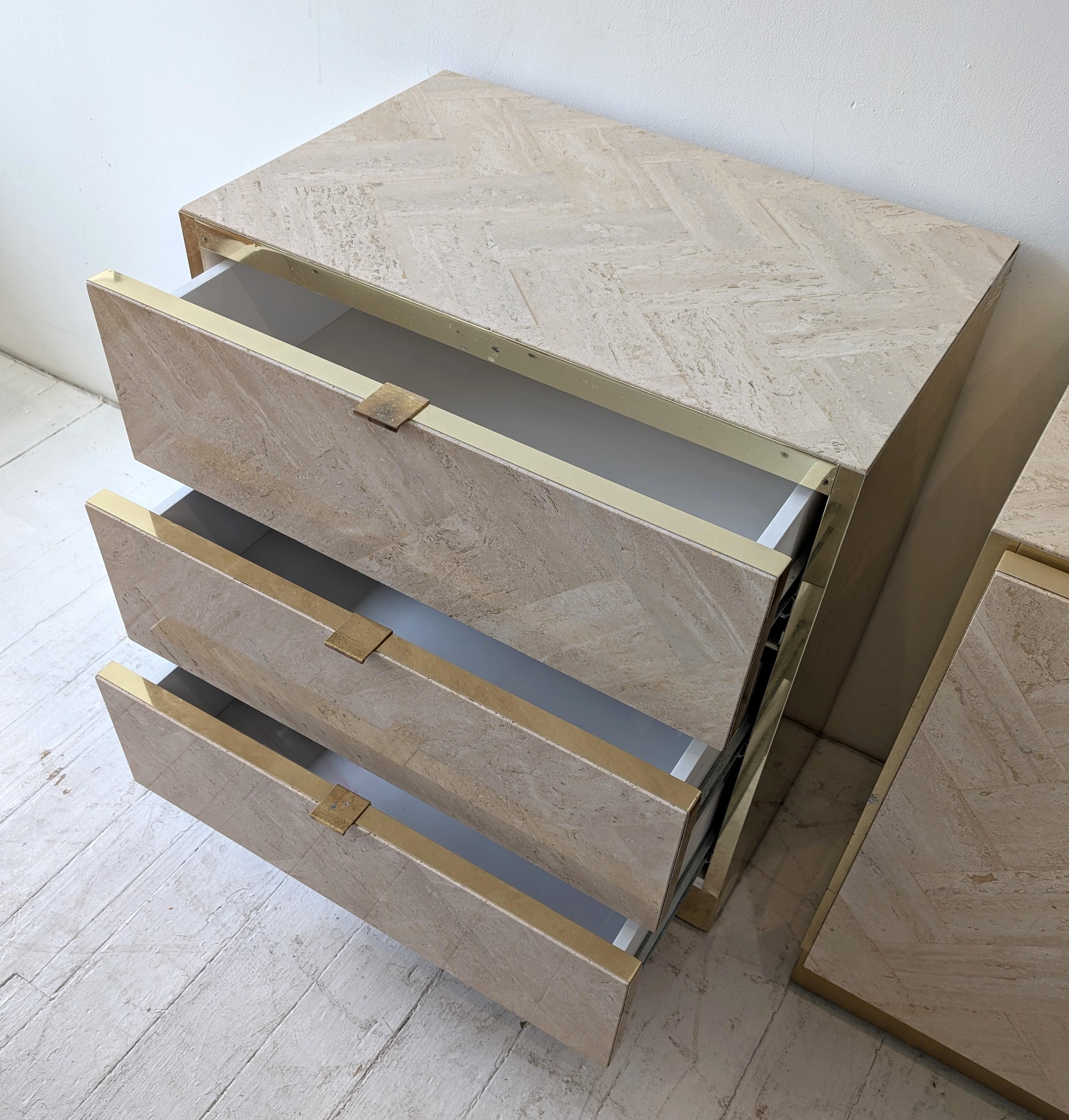 Métal Armoire vintage post-moderne à 3 tiroirs en travertin et laiton d'Ello Furniture, années 1980 en vente